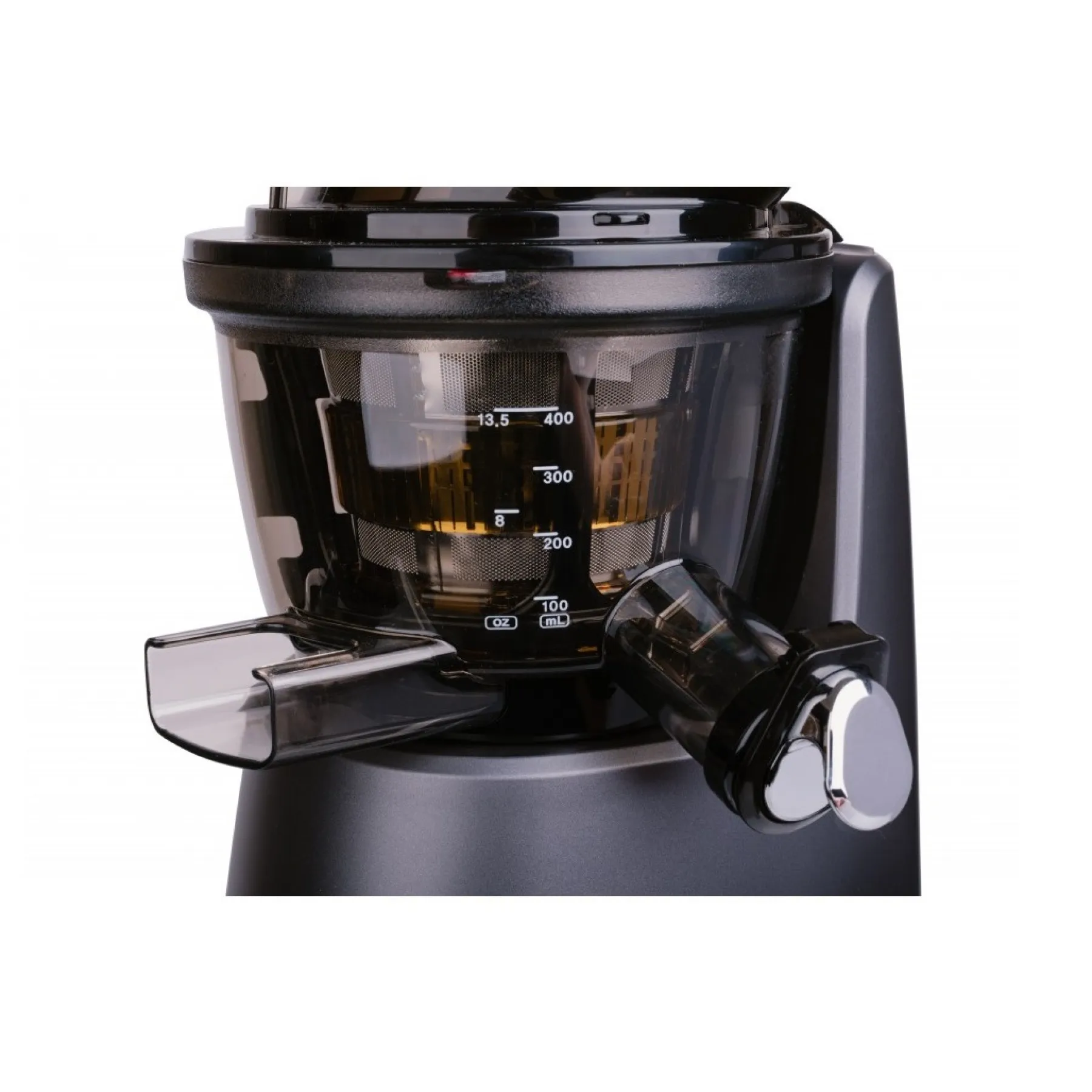 Czarna wyciskarka do soków. Widok z przodu pokazuje przezroczysty pojemnik z miarkami.