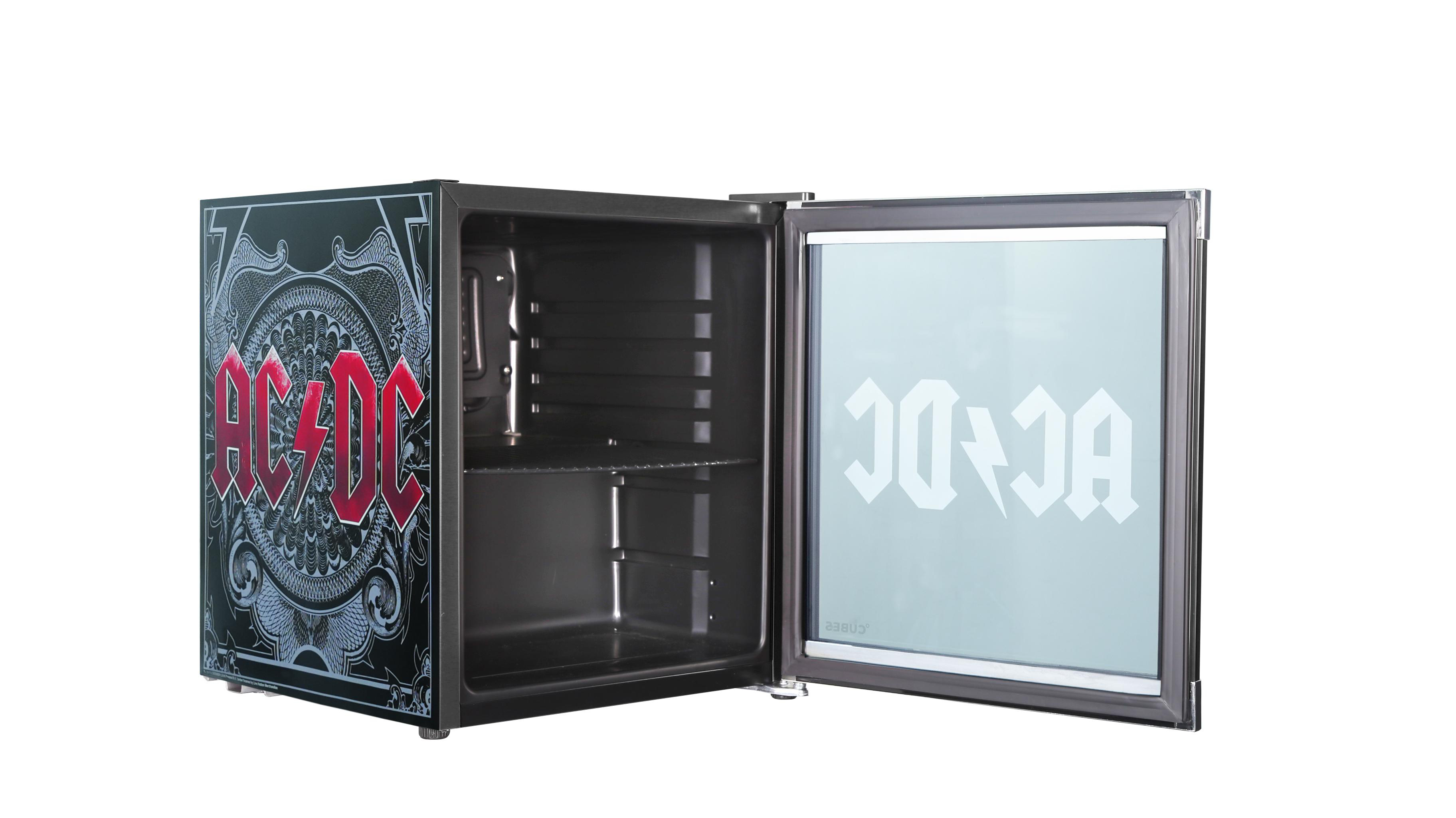 Mini-Kühlschrank der Marke AC/DC mit offener Tür. Das Logo der Band befindet sich auf der Vorderseite.