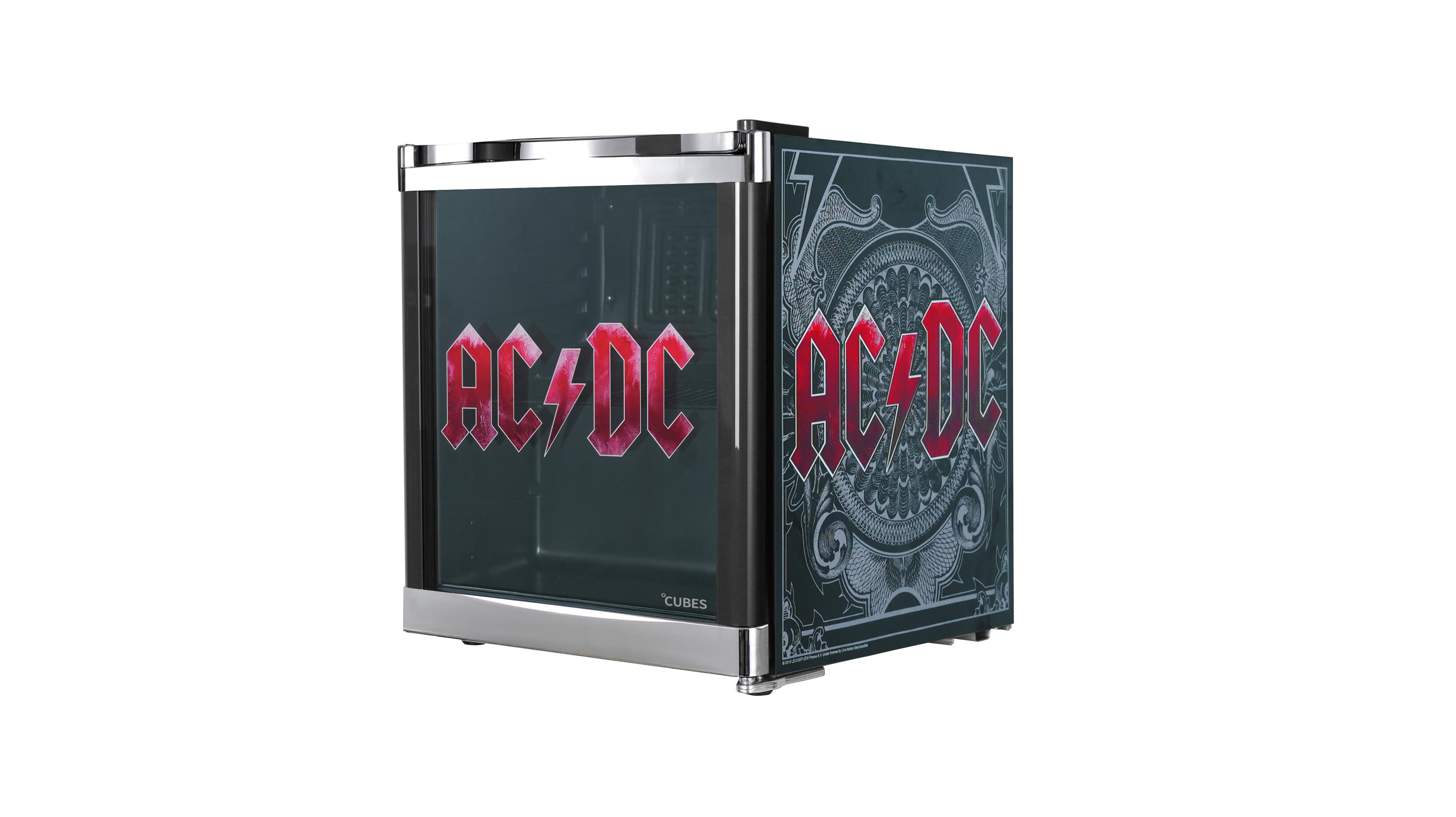 Minikühlschrank mit AC/DC-Logo. Der Kühlschrank ist schwarz mit Glastür und silbernem Rahmen, vor weißem Hintergrund.