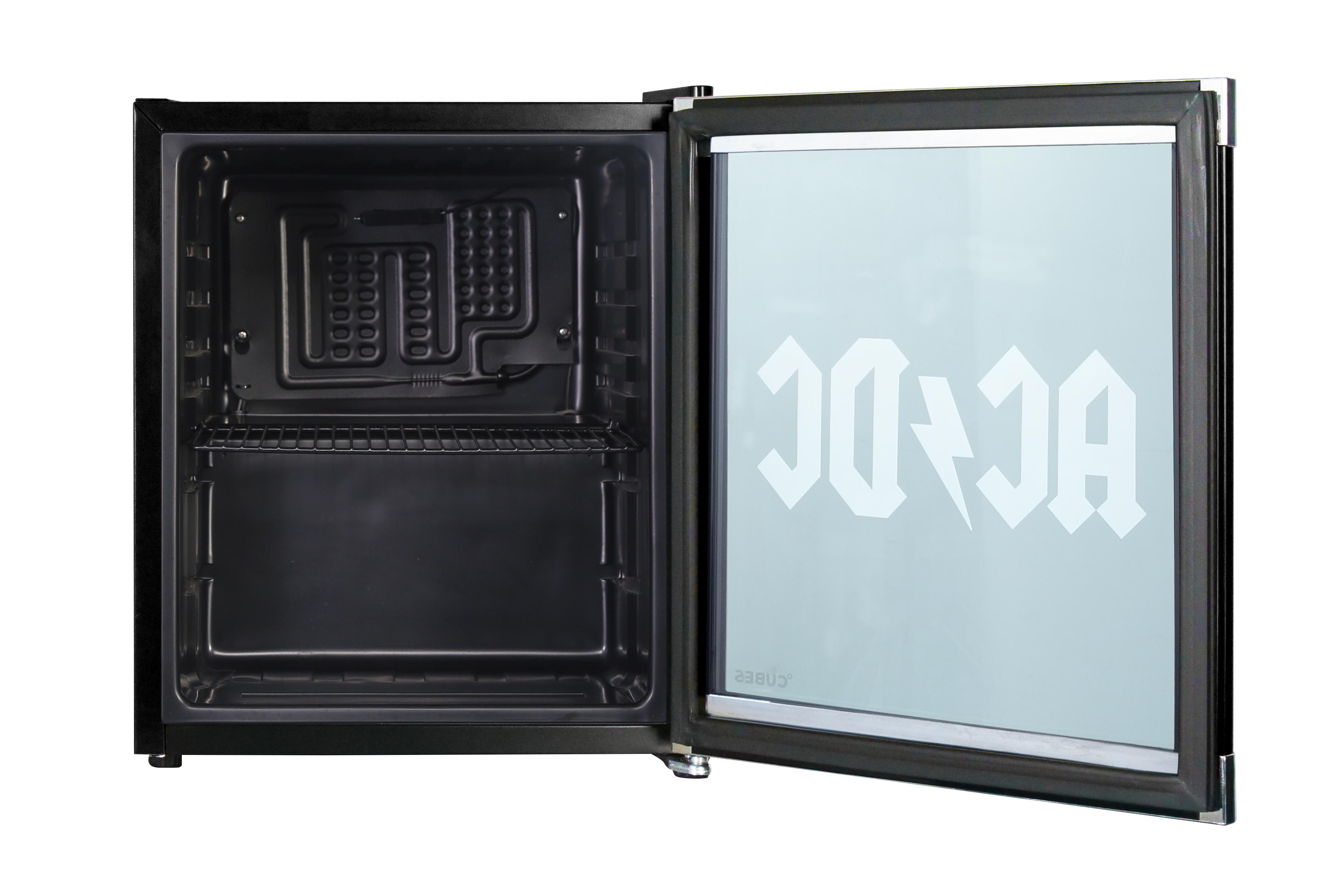 Ein kleiner schwarzer Kühlschrank mit dem AC/DC-Logo auf der Tür.