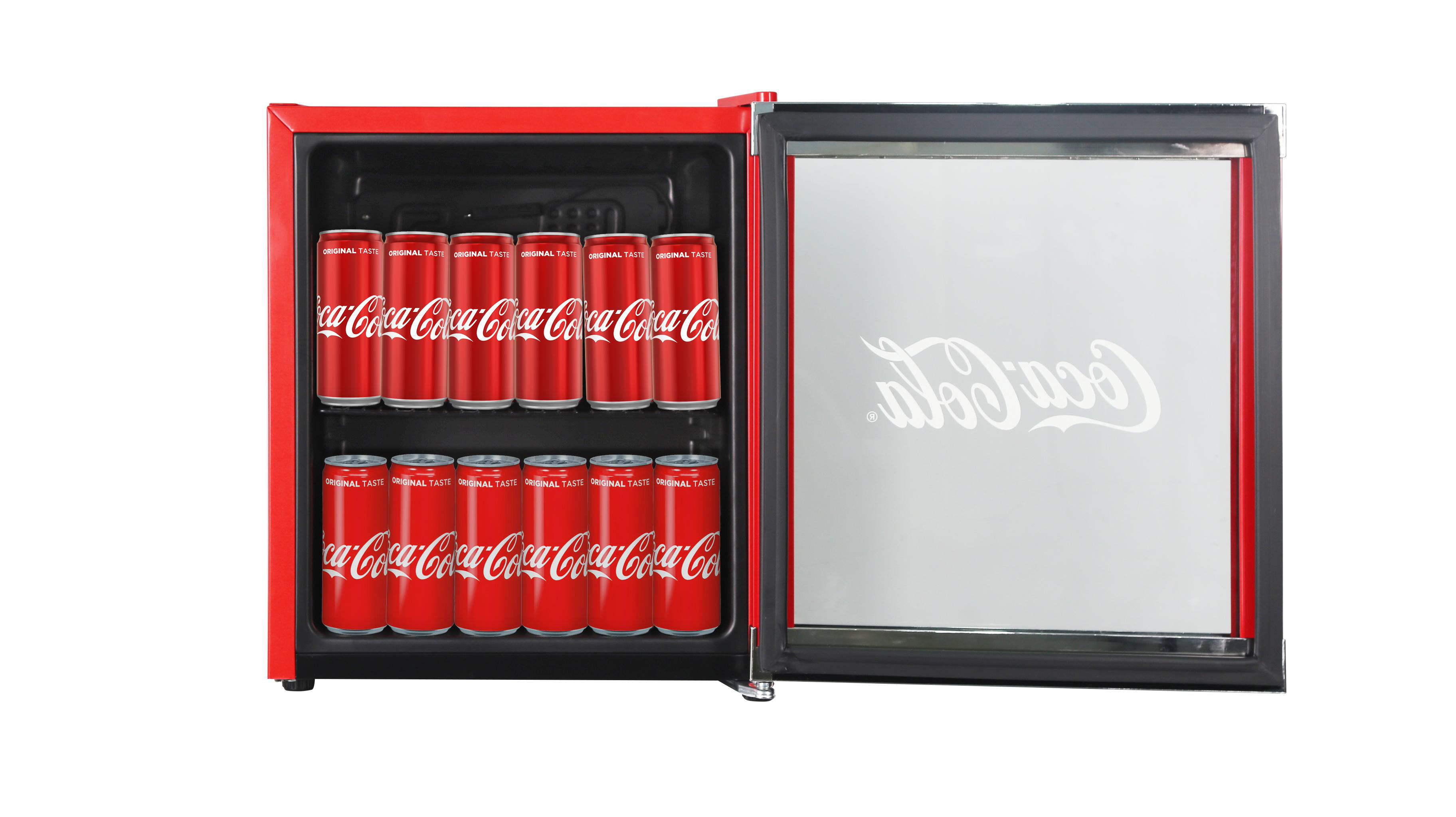 Ein roter Coca-Cola-Minikühlschrank, mit offener Tür, die Dosen im Inneren zeigt.