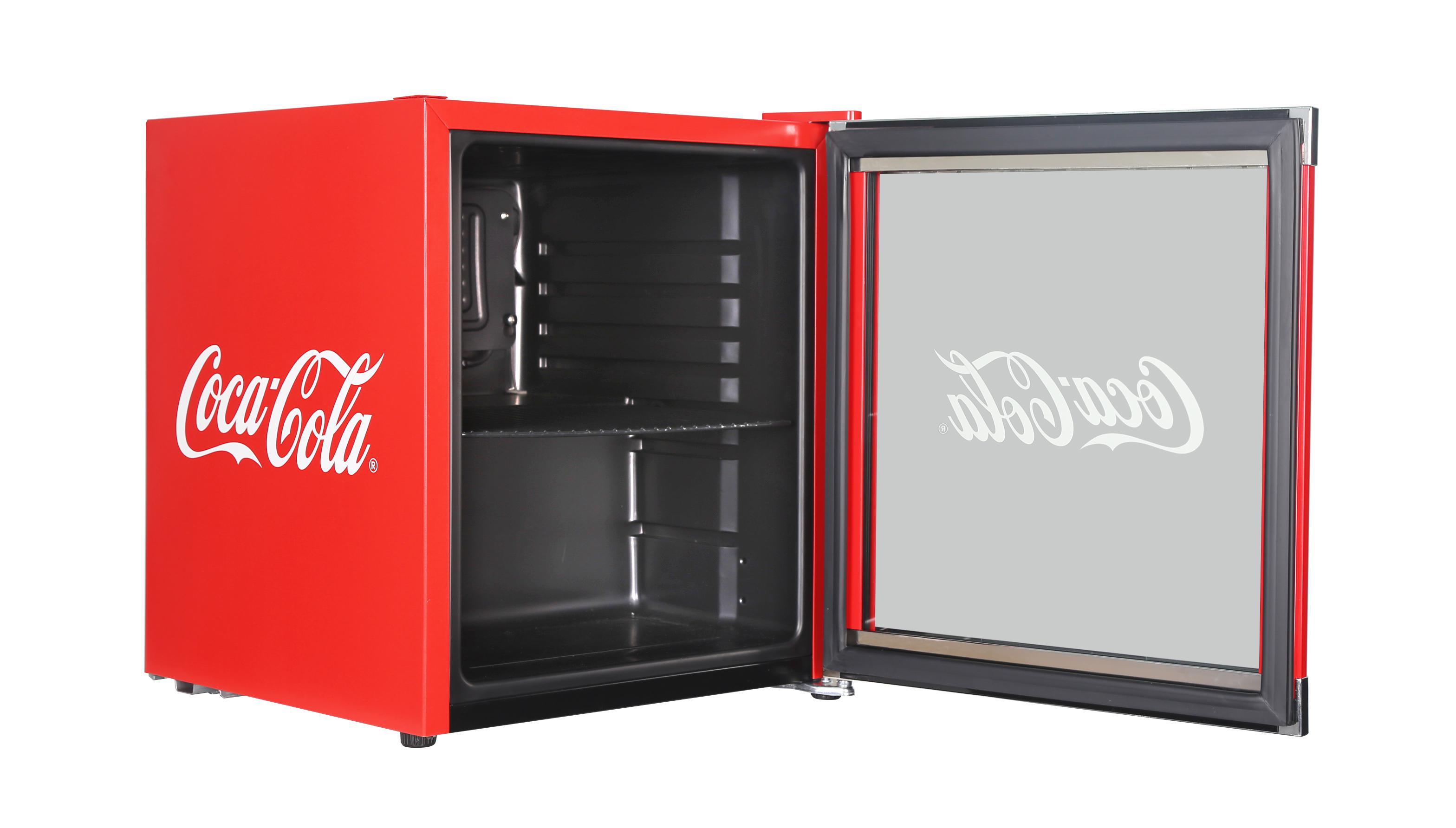 Ein roter Coca-Cola-Minikühlschrank mit offener Tür. Innen gibt es Regale und das Logo.