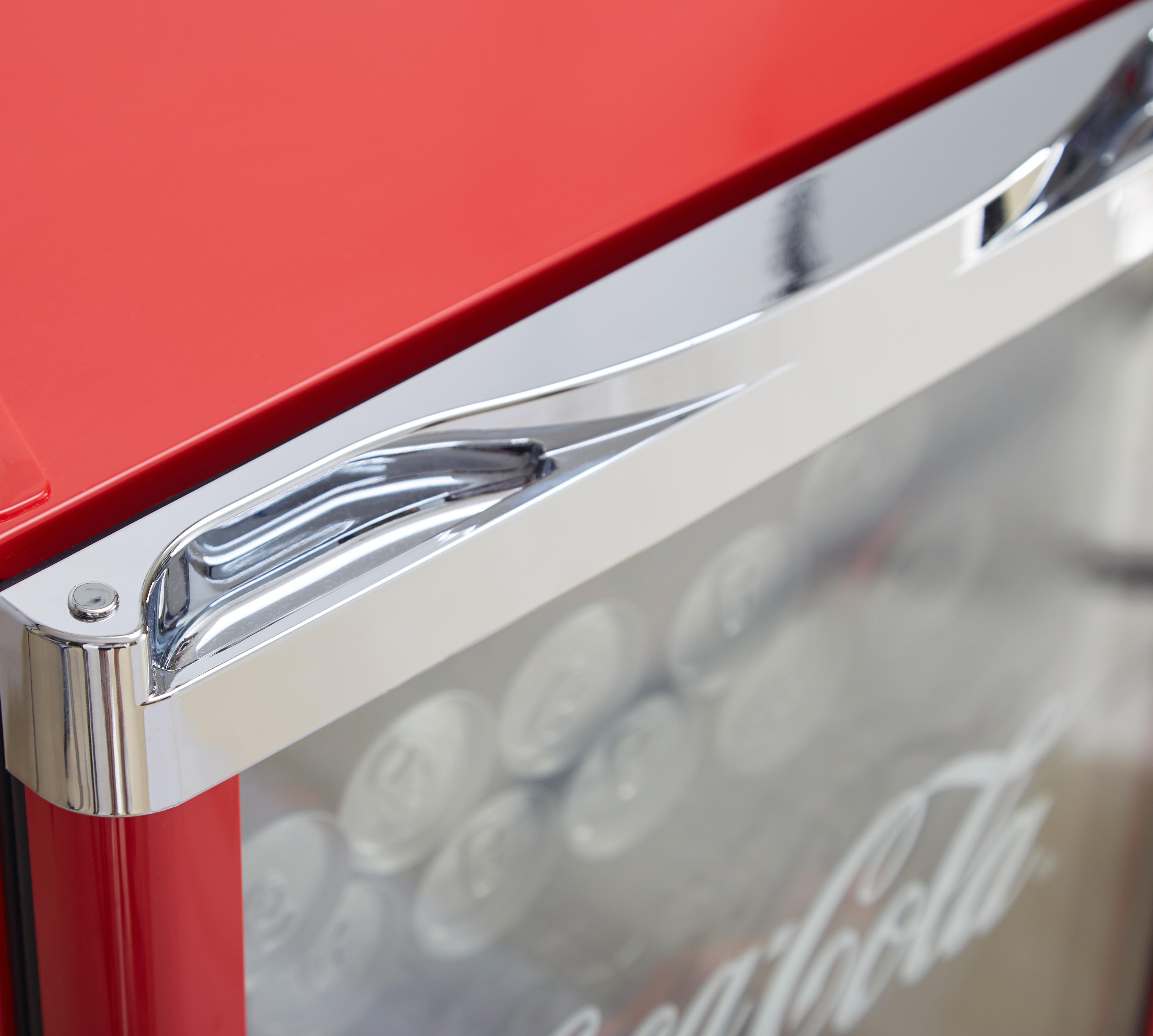Roter Coca-Cola Kühlschranktürgriff mit sichtbaren Cola-Dosen im Inneren.