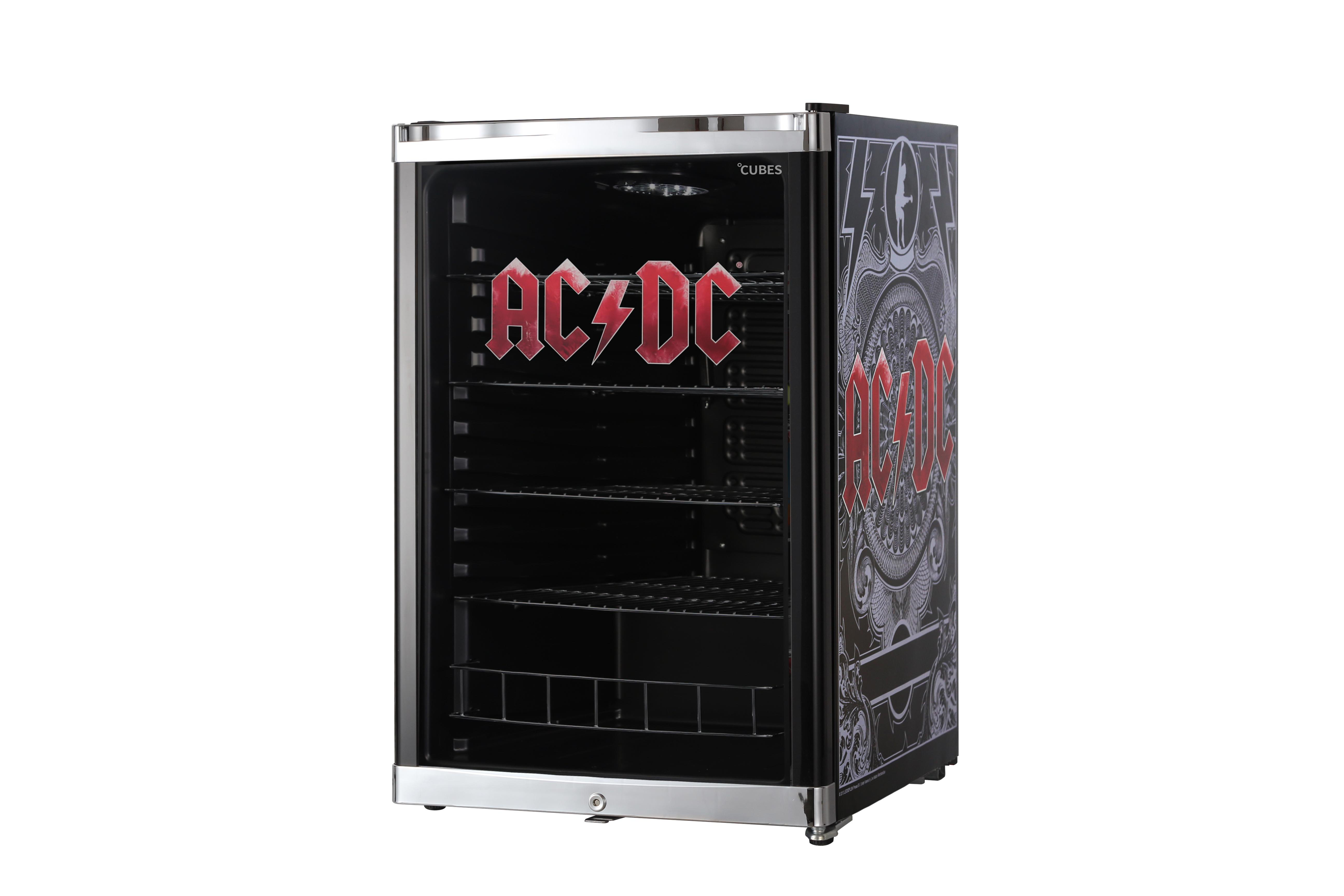 Minikühlschrank mit AC/DC-Logo, schwarz mit silbernem Rahmen. AC/DC-Logo ist rot.