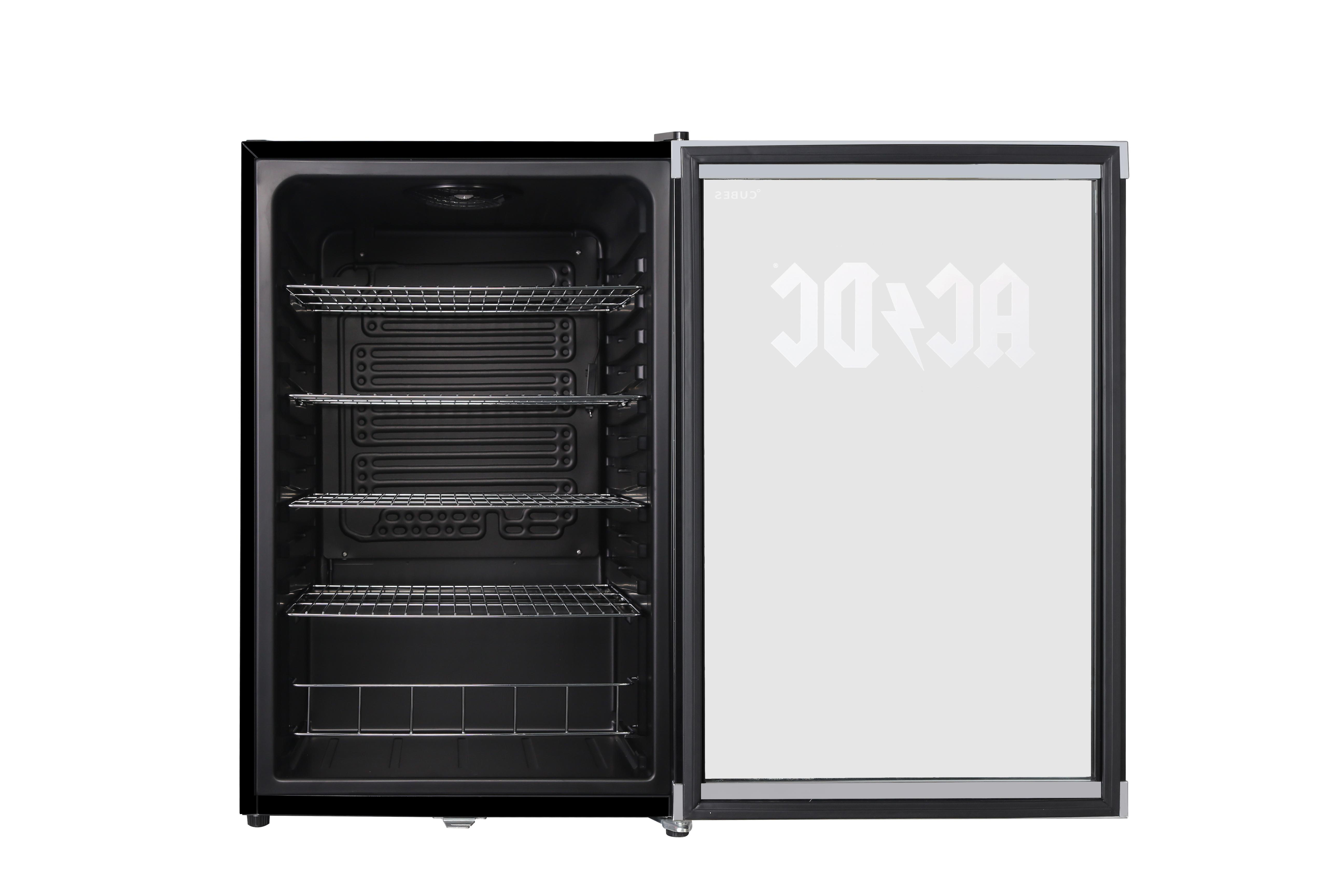 Schwarzer Minikühlschrank mit geöffneter Tür und weißem AC/DC-Logo.