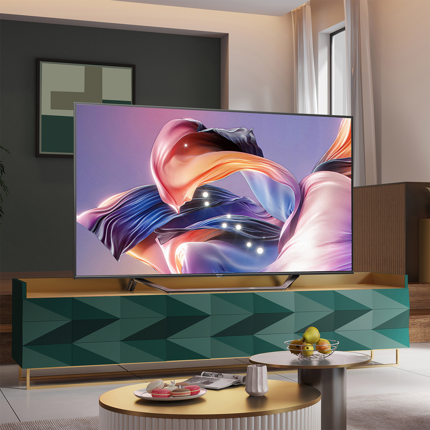 Televisor grande que muestra una imagen abstracta colorida, colocado sobre un mueble verde y dorado.