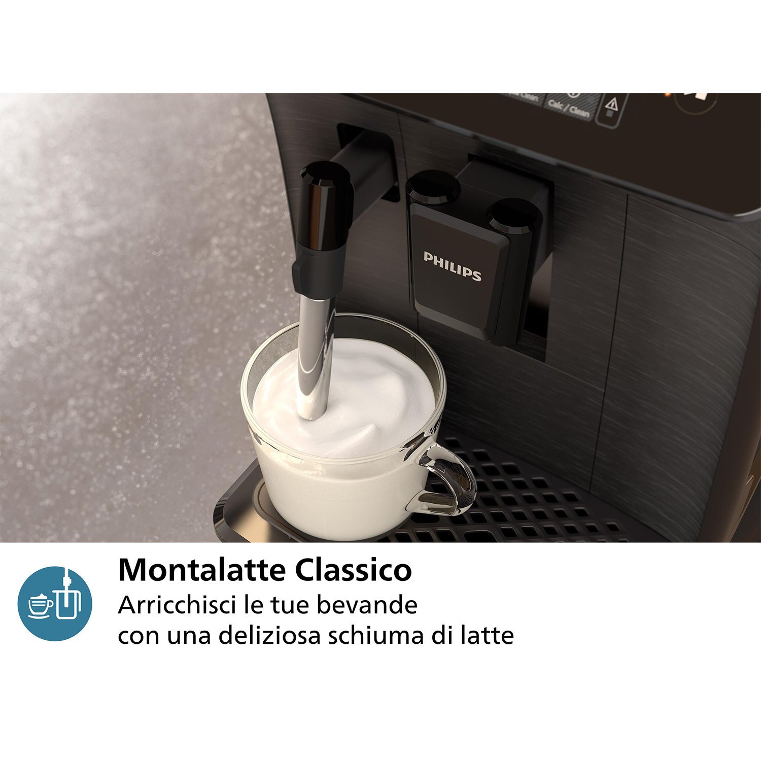 Un primo piano di una macchina per caffè espresso Philips che fa schiuma di latte in una tazza di vetro, con sovrapposizione di testo.