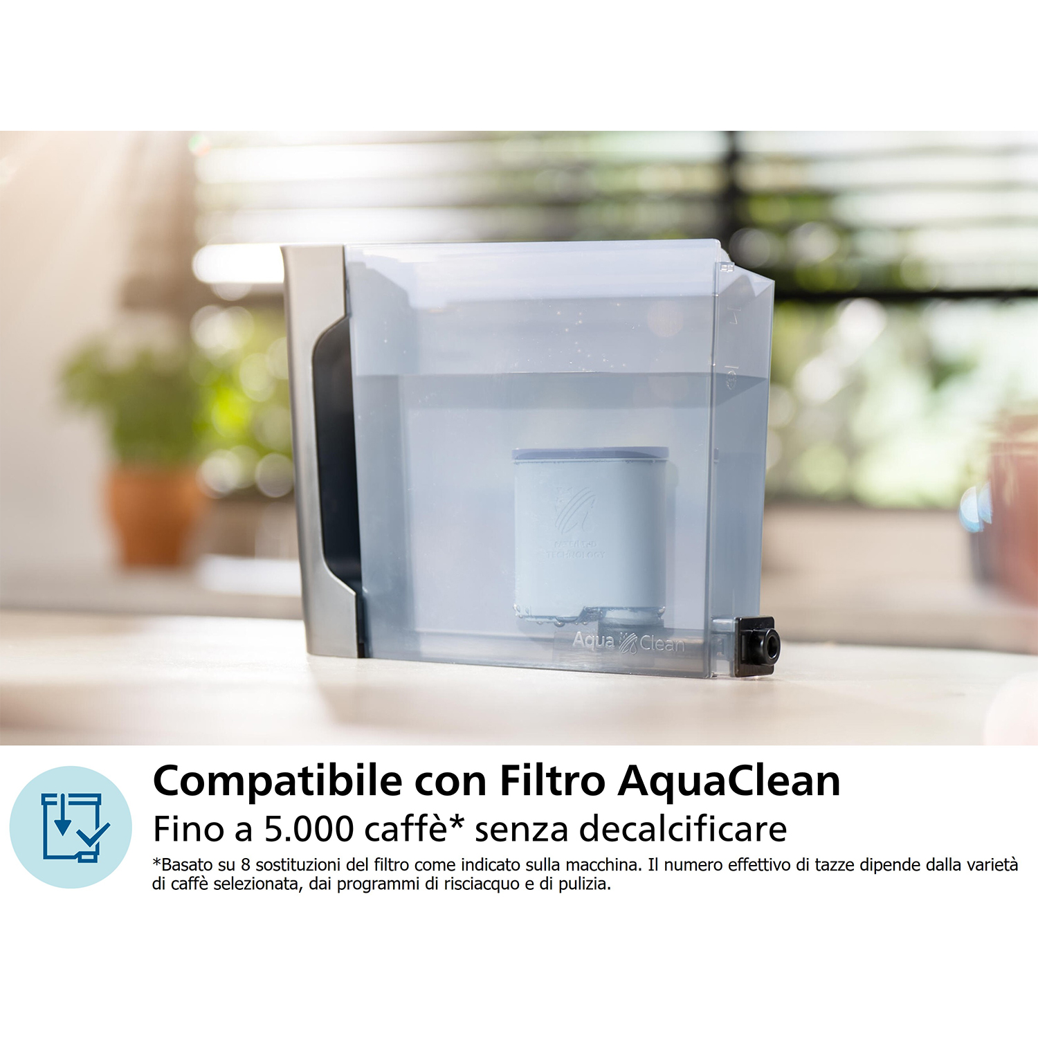 Un filtro per l'acqua e un contenitore con testo sulla compatibilità del filtro AquaClean.