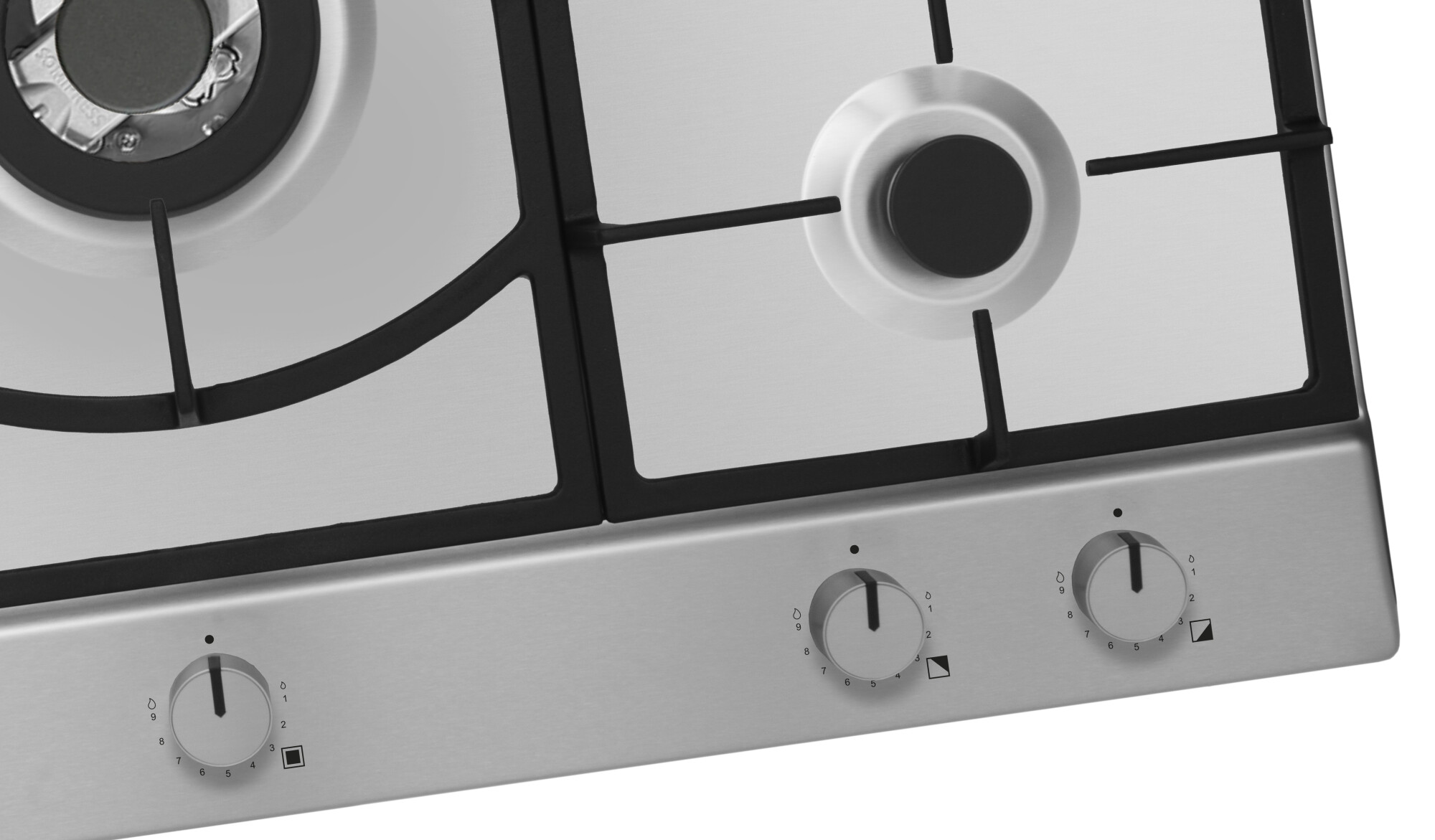 Zbliżenie kuchenki gazowej z trzema pokrętłami i palnikami. Srebrna powierzchnia.