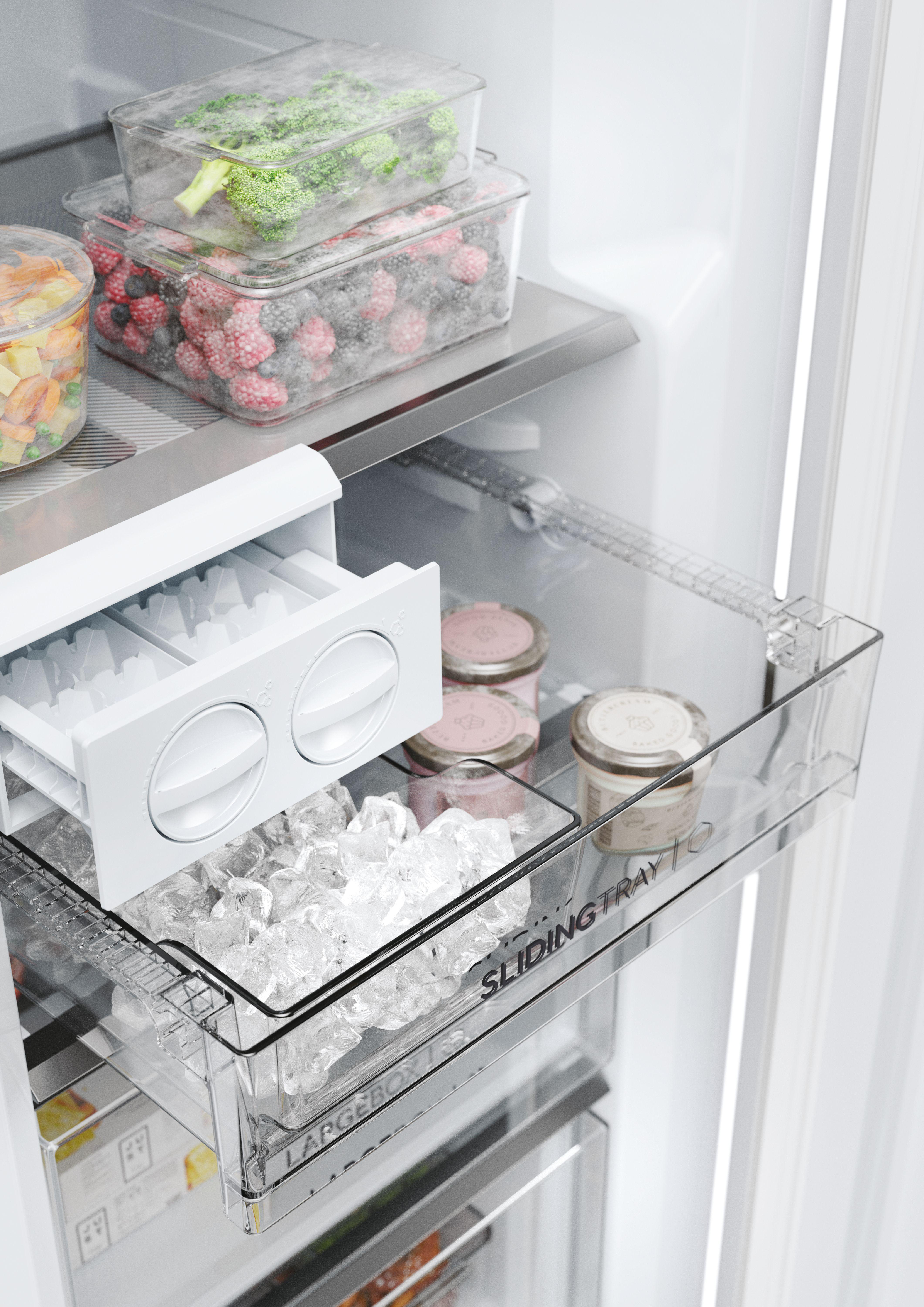 Geöffneter Kühlschrank mit Eisbereiter, Schiebeablage und Lebensmittelbehältern.