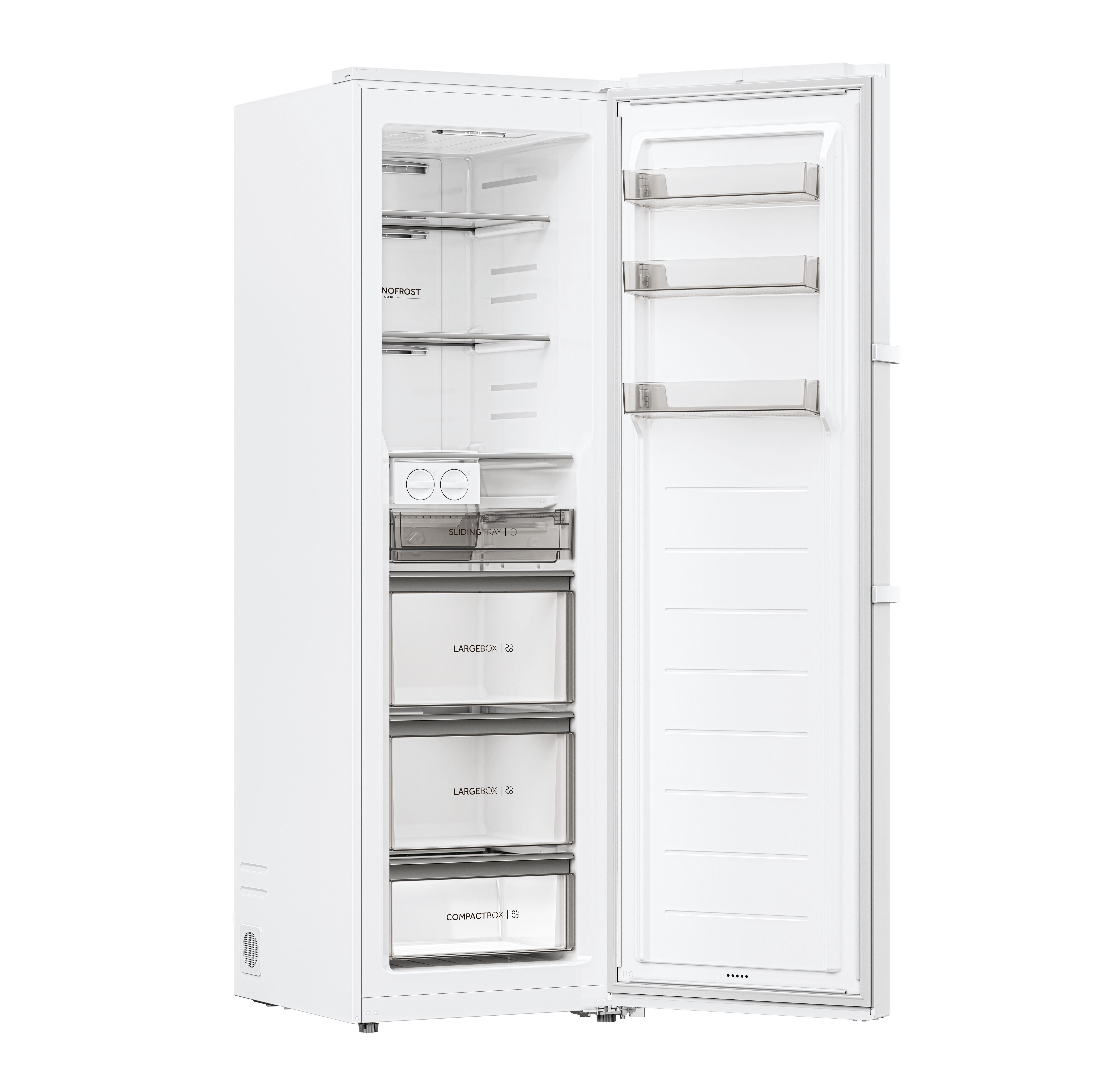 Weißer Kühlschrank, Tür offen, zeigt Regale und Schubladen. Weißer Hintergrund.