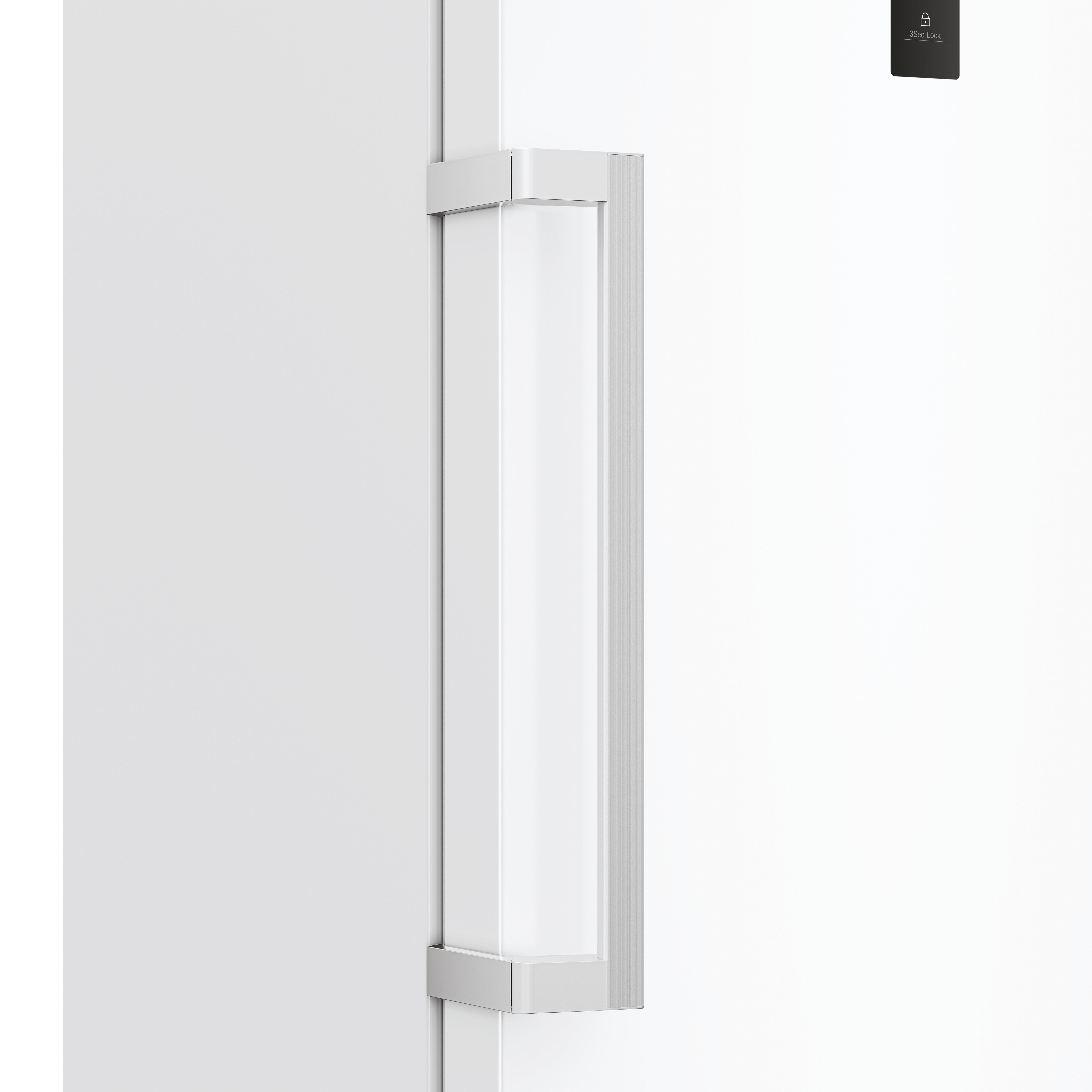 Nahaufnahme eines weißen Kühlschranktürgriffs. Minimalistisches Design mit Schloss-Symbol.