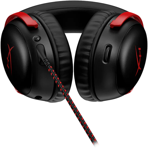 Schwarze und rote Gaming-Kopfhörer mit Kabel. Rote Akzente am Kopfband.