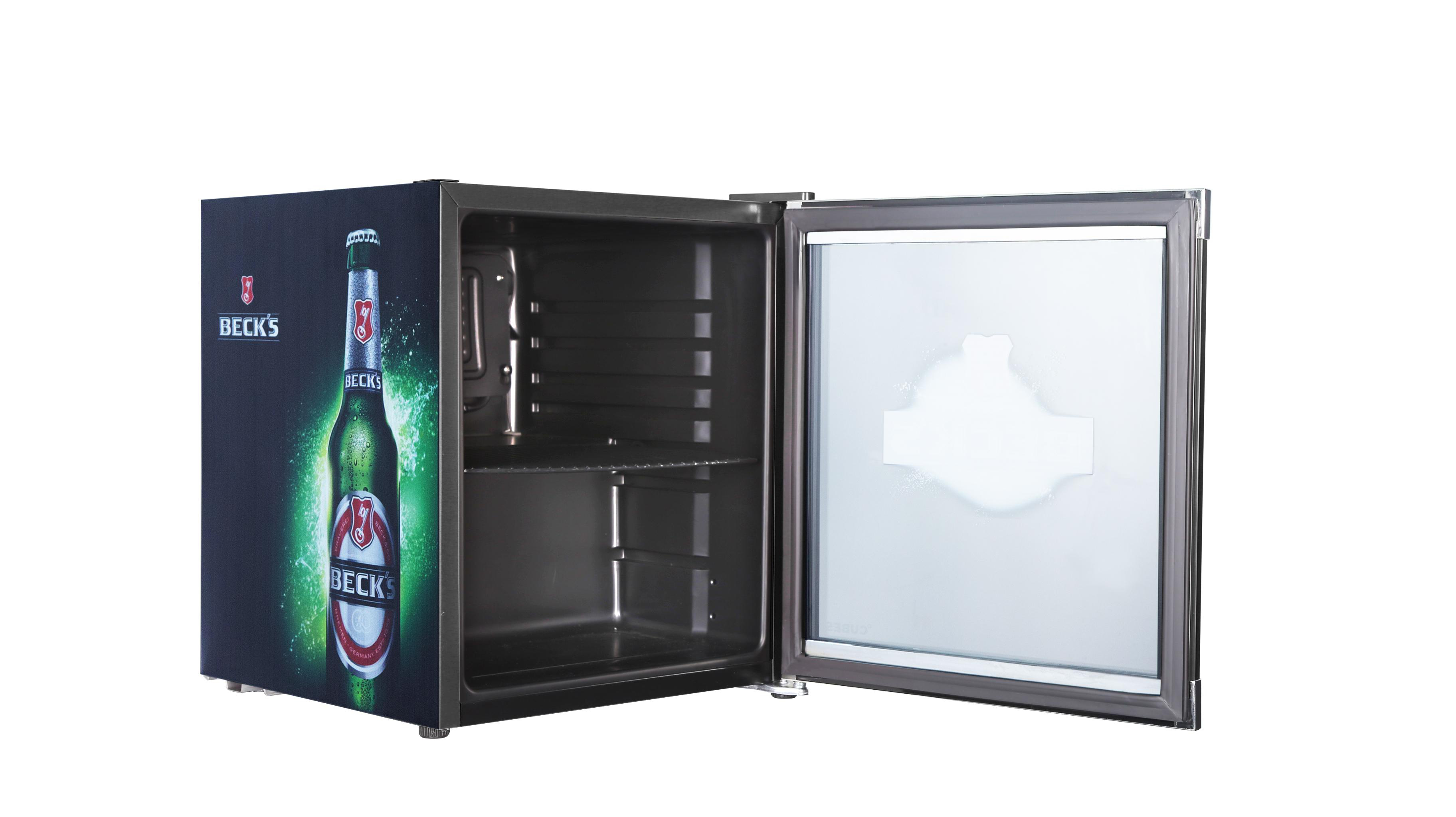Kleiner Kühlschrank mit Beck's-Logo. Geöffnete Tür zeigt Regale, weißer Hintergrund.