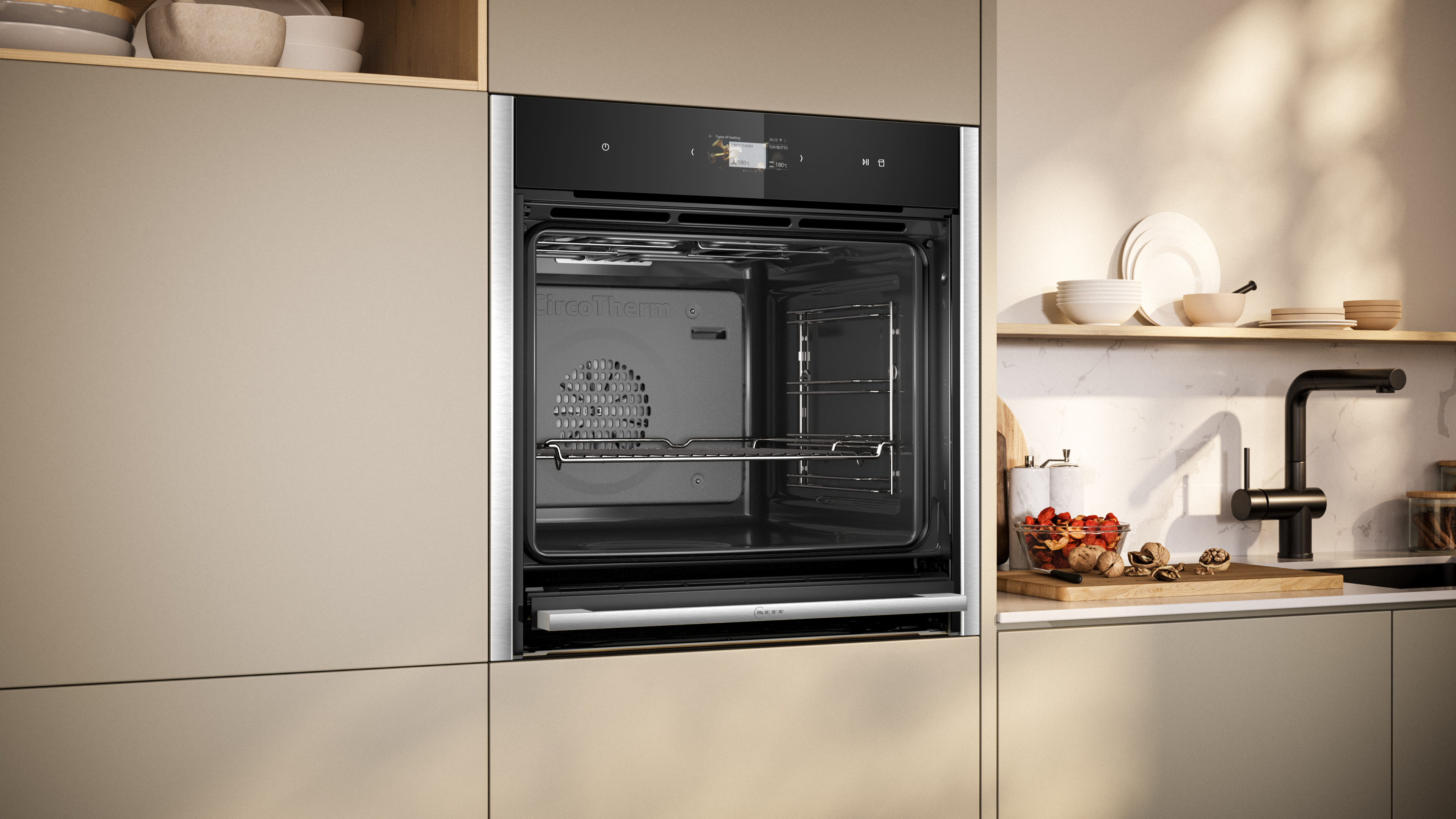 In einen beigen Küchenschrank eingebauter Backofen, mit offener Tür und einem Regal.