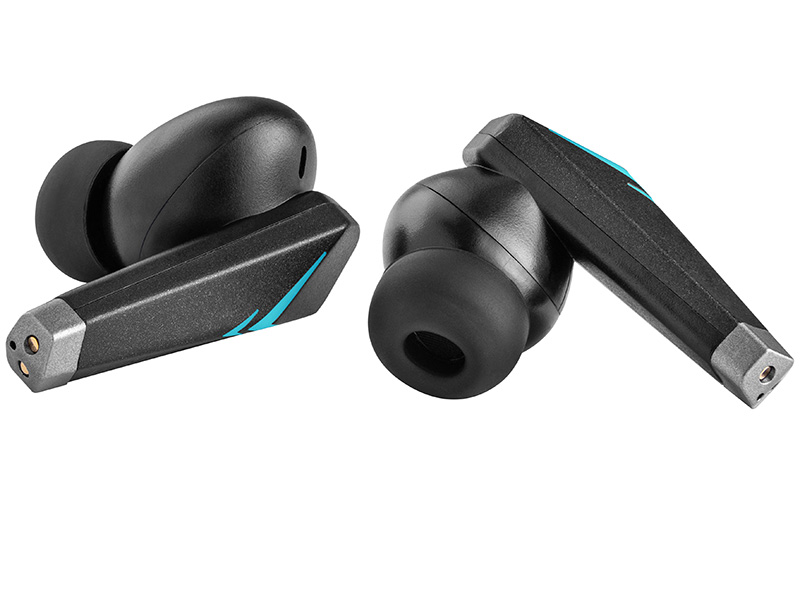 Dwa czarne bezprzewodowe słuchawki douszne z etui ładującym. Mają srebrne akcenty i niebieskie detale.