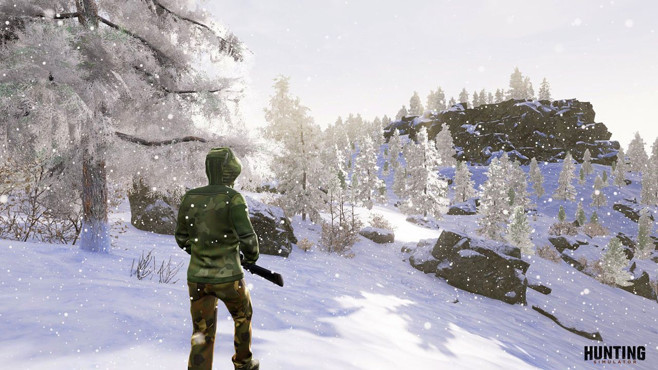 Eine Person mit Gewehr in einem verschneiten Wald, mit schneebedeckten Bäumen und einem Hügel.