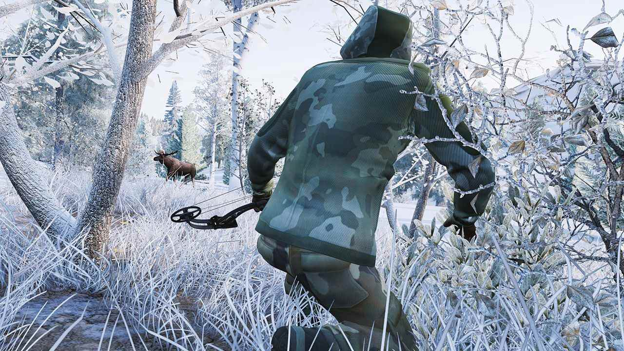 Jäger im Tarnanzug zielt mit Bogen, Hirsch im verschneiten Waldhintergrund.