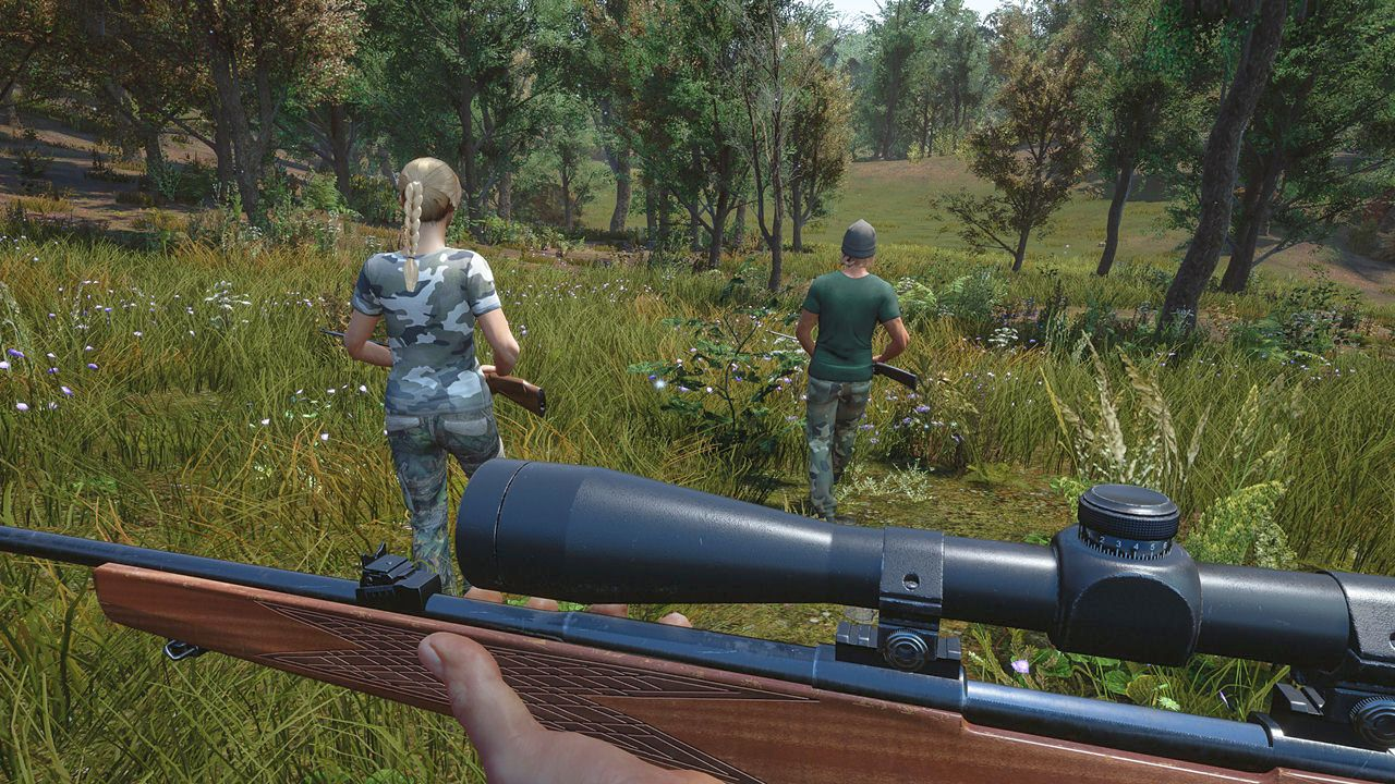 Zwei Jäger im Wald, einer zielt mit einem Gewehr mit Zielfernrohr auf die Szene.