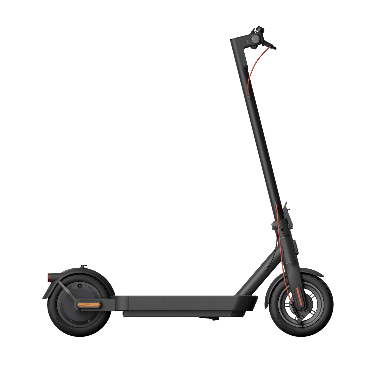 Patinete eléctrico negro, detalles naranja, sobre fondo negro.