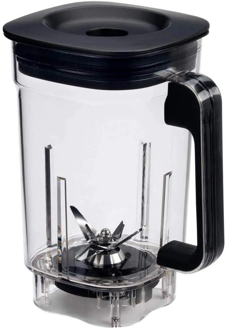 Przezroczysty dzbanek blendera z czarną pokrywką, uchwytem i ostrzami na dole.