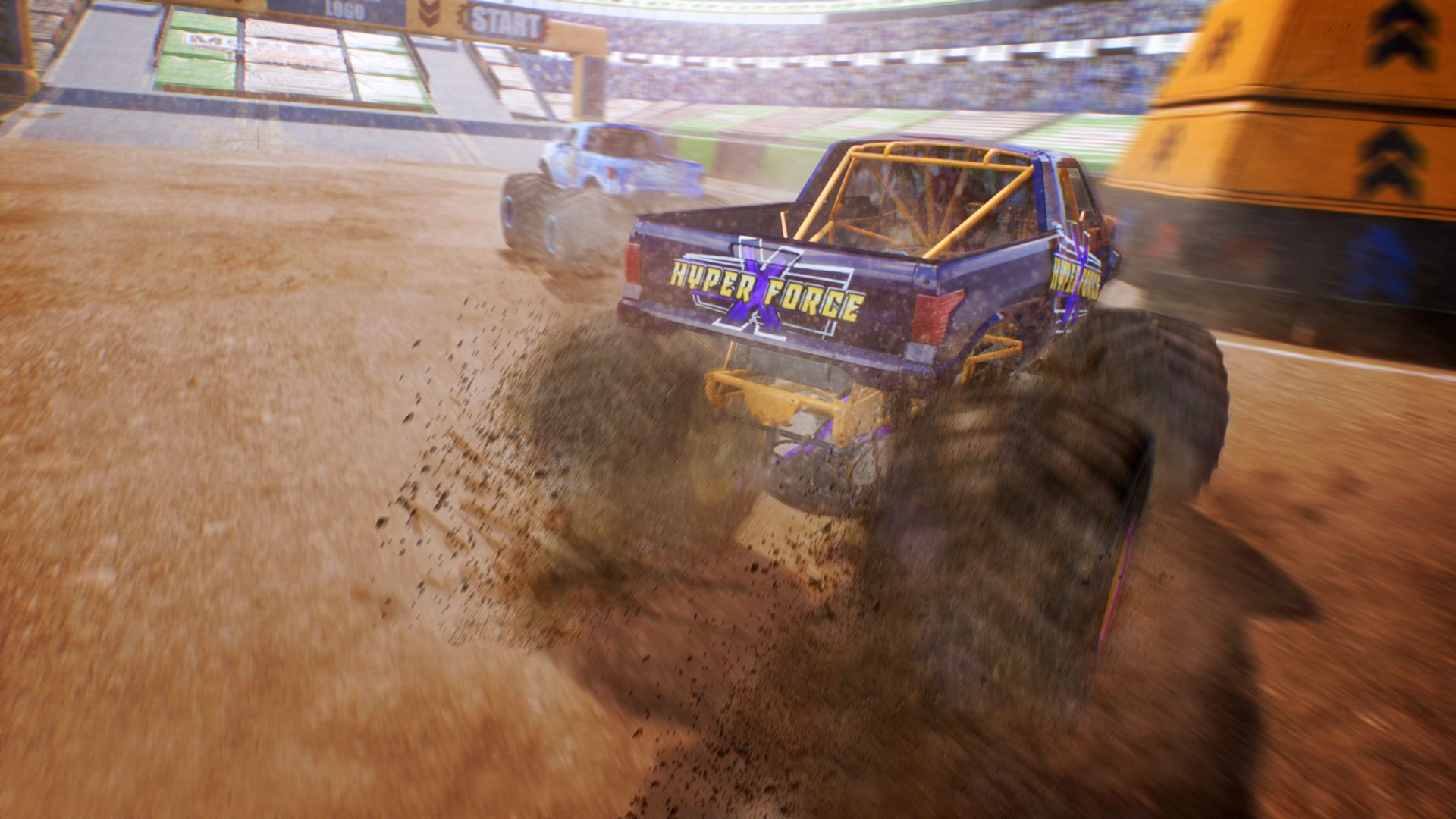 Un monster truck sta correndo su una pista sterrata, sollevando polvere. Un altro camion è sullo sfondo.
