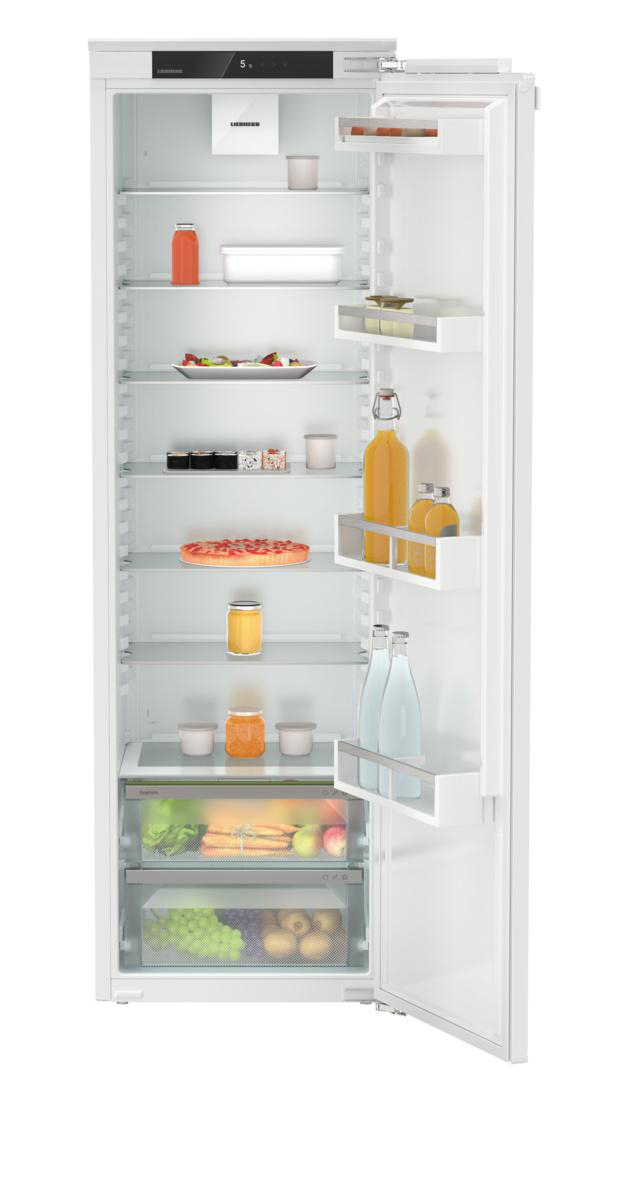 Weißer Kühlschrank mit offener Tür, zeigt Glasböden, Lebensmittel und Flaschen.