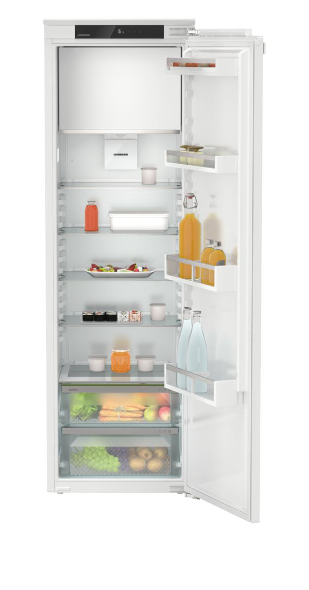 Ein weißer Kühlschrank mit offener Tür, die Regale, Lebensmittel und Flaschen zeigt.