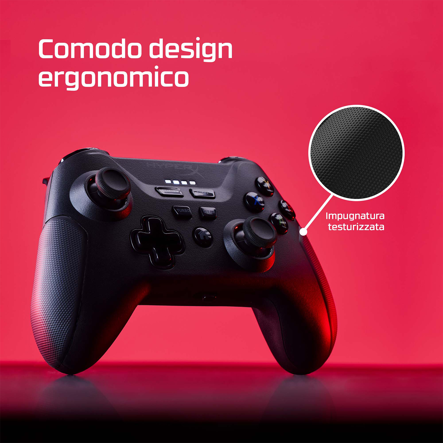Gamepad nero con impugnatura strutturata, illuminato su sfondo rosso.