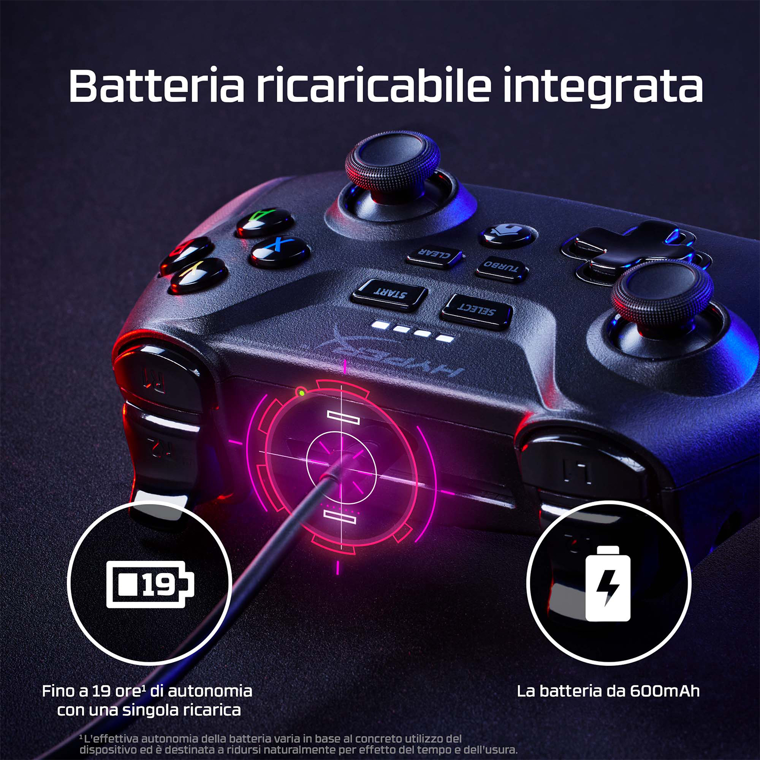 Controller di gioco nero con pulsanti e un cerchio rosa illuminato su una superficie nera.