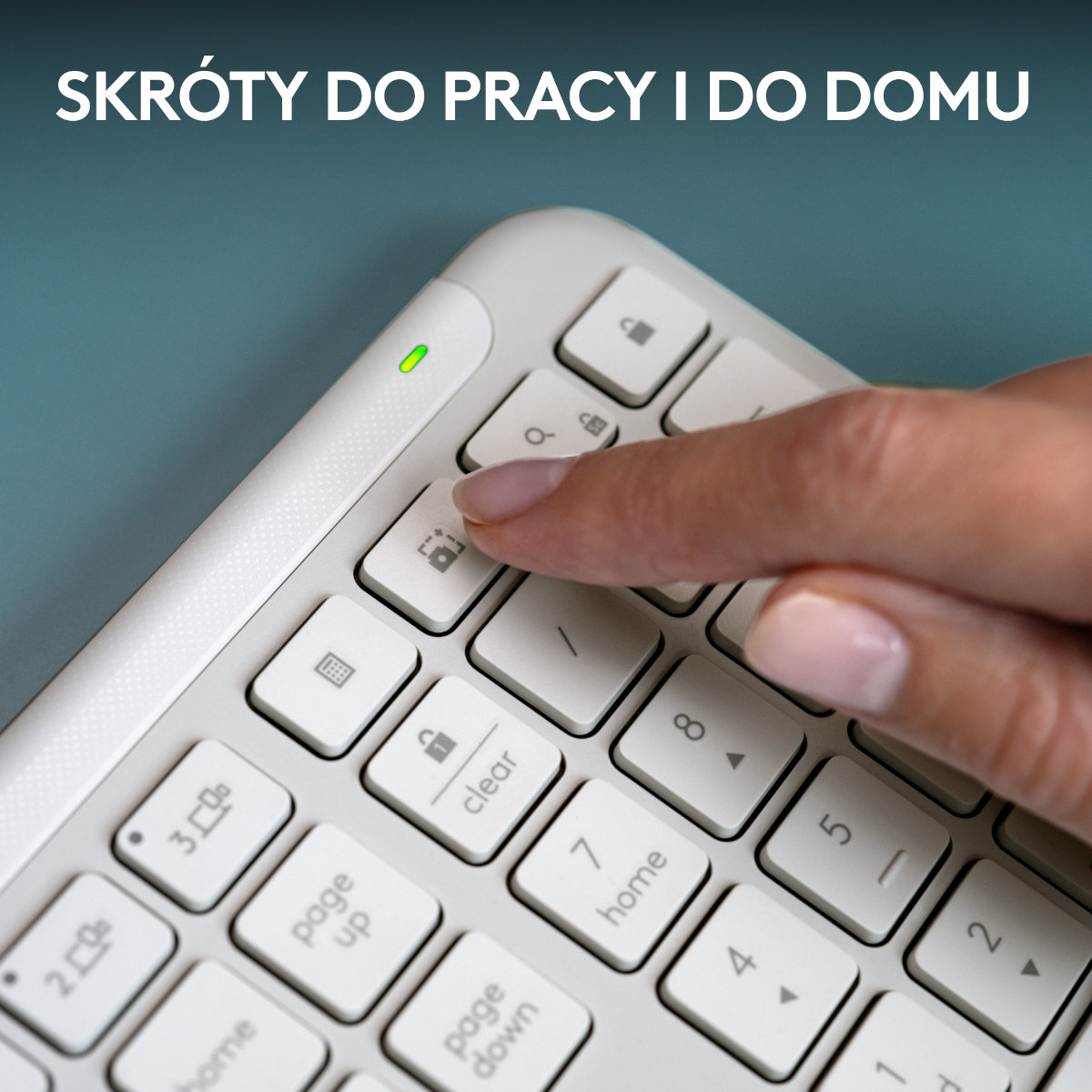 Palec naciskający klawisz blokady na białej klawiaturze.