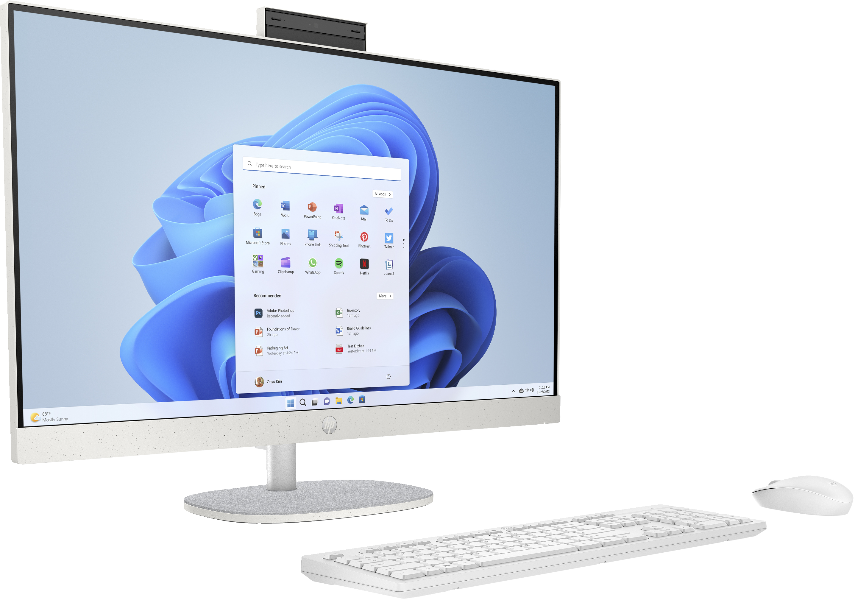 Configuration d'ordinateur HP sur un bureau blanc, comprenant moniteur, clavier et souris.