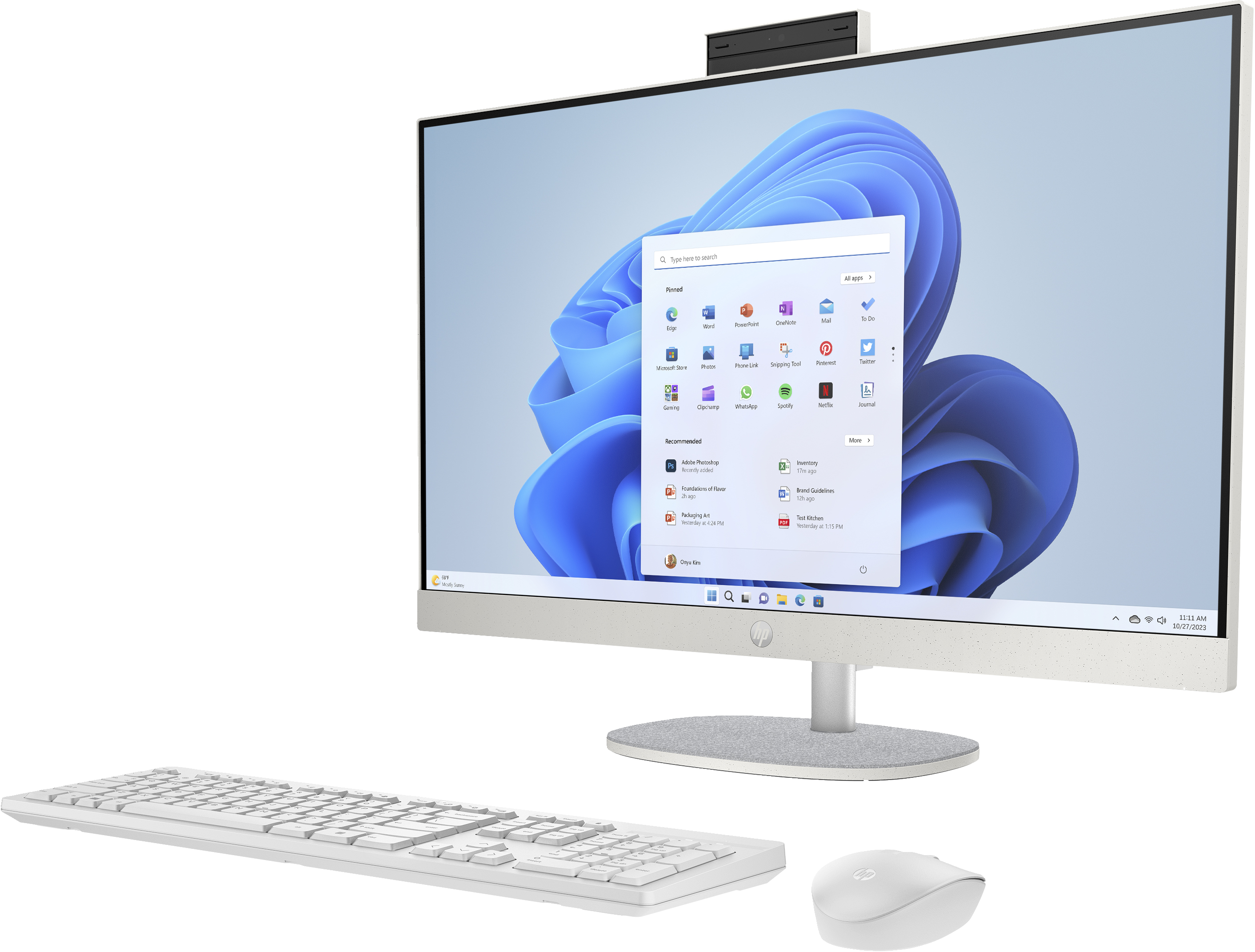 Une configuration d'ordinateur tout-en-un avec clavier et souris blancs.