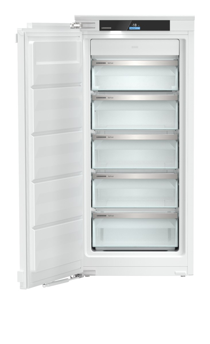 Ein weißer Liebherr-Gefrierschrank mit geöffneter Tür, der Regale und Inhalt zeigt.