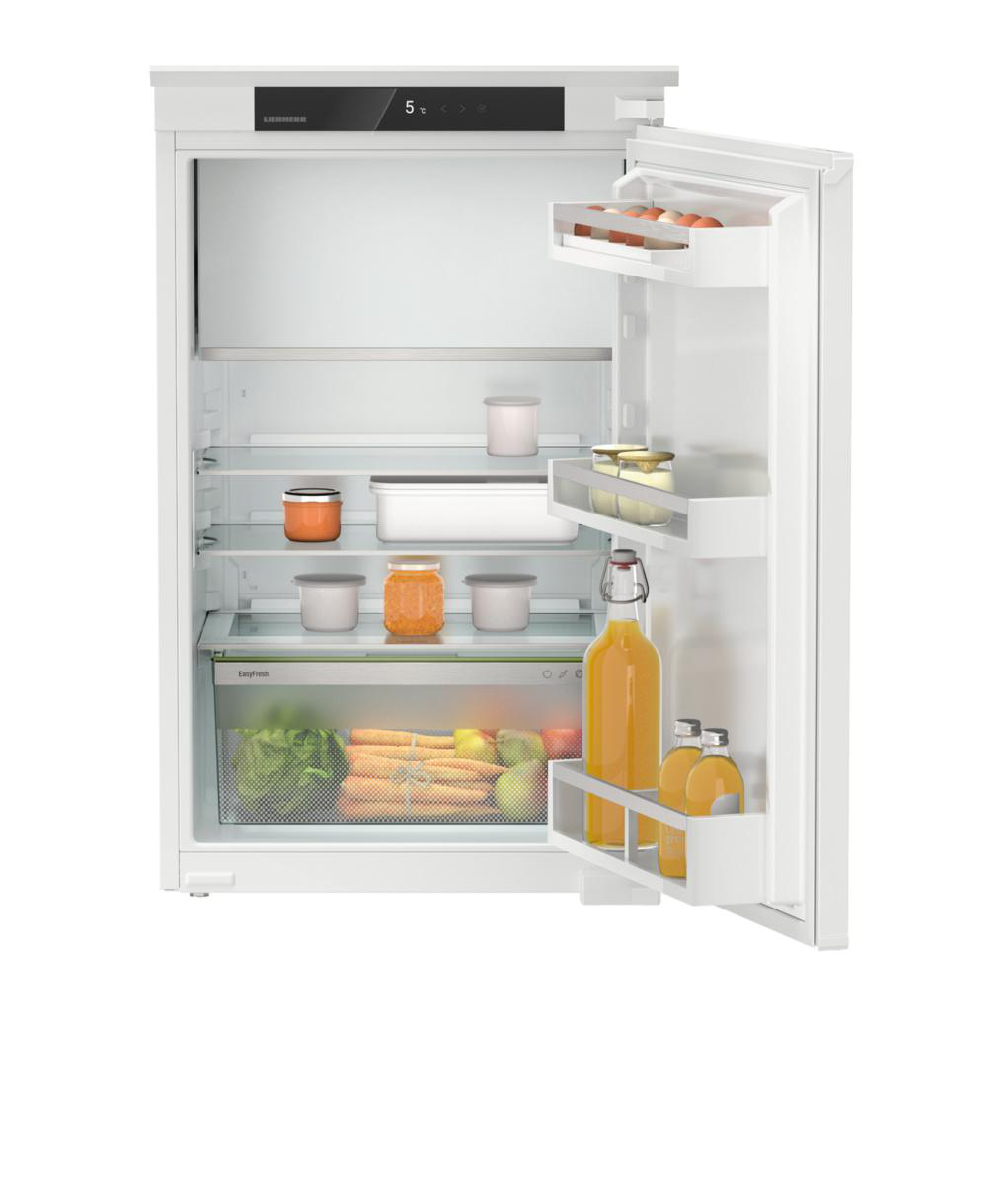 Kühlschrank mit geöffneter Tür, der Regale mit Lebensmitteln zeigt.