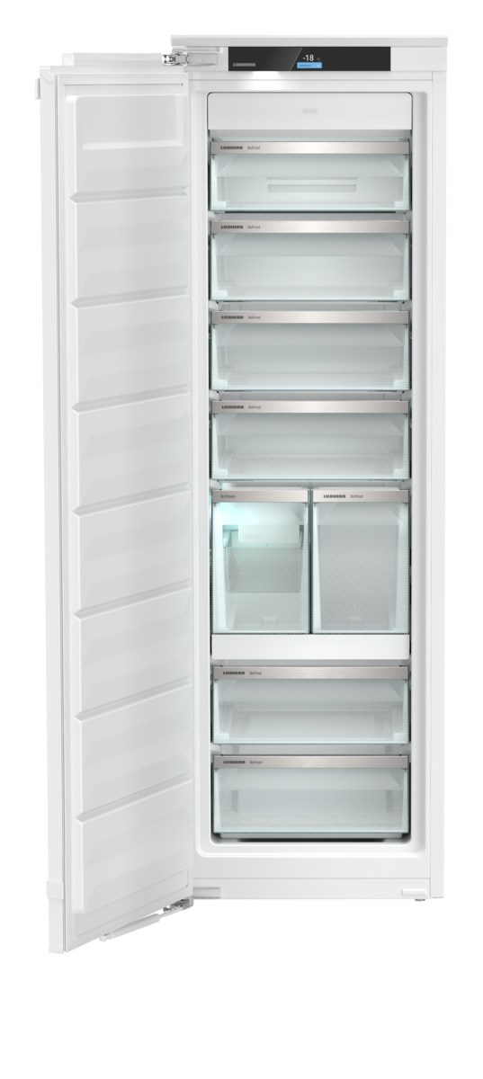Ein hoher, weißer Kühlschrank, Tür offen, mit vielen Regalen.