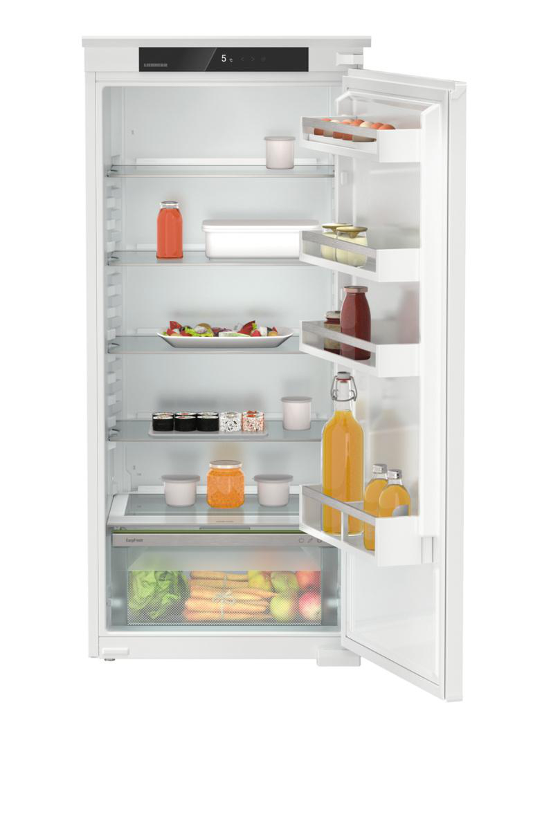 Ein Kühlschrank mit offener Tür, der Regale mit Lebensmitteln zeigt.