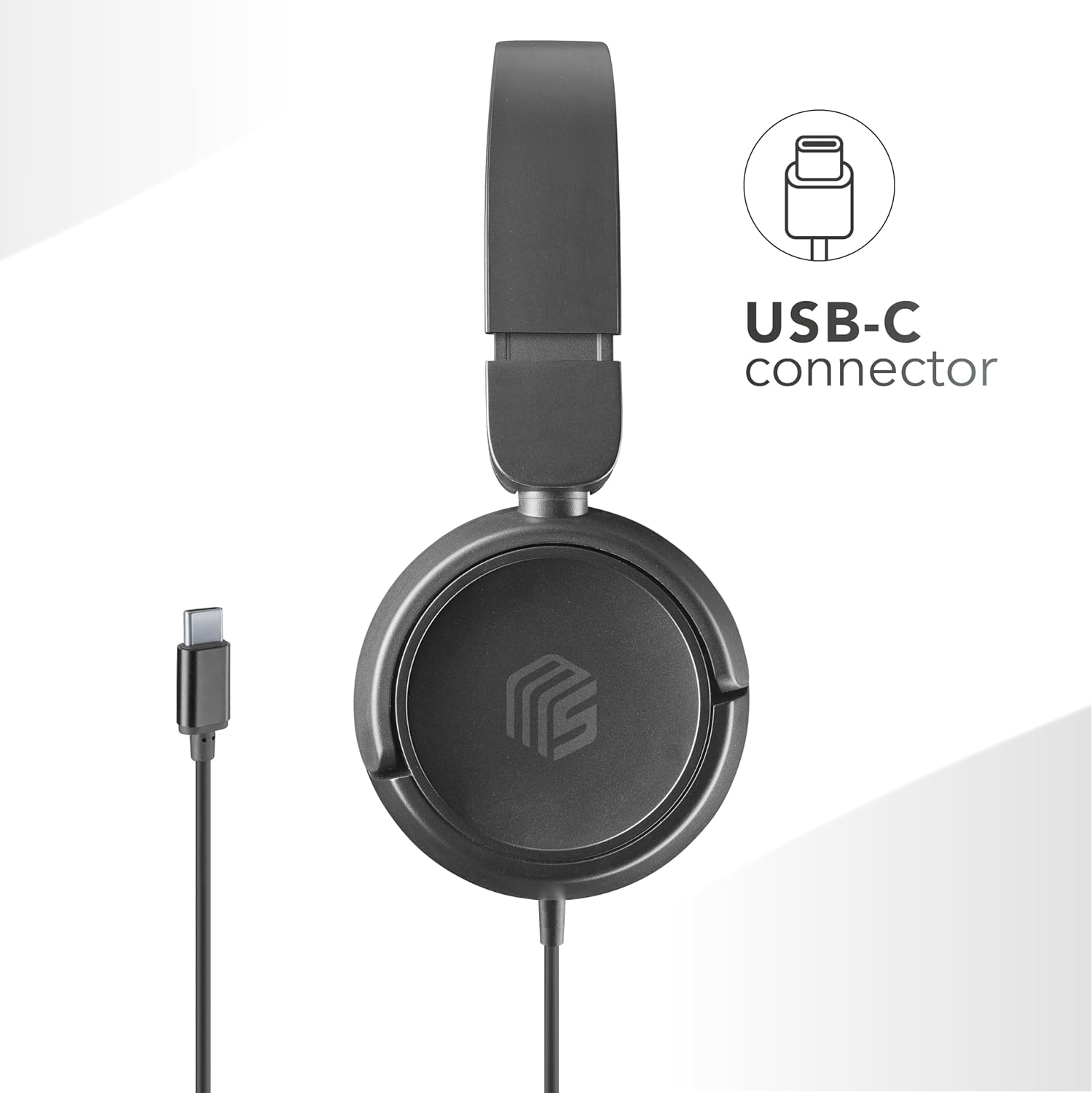 Auriculares negros con un conector USB-C. Los auriculares están sobre un fondo blanco.