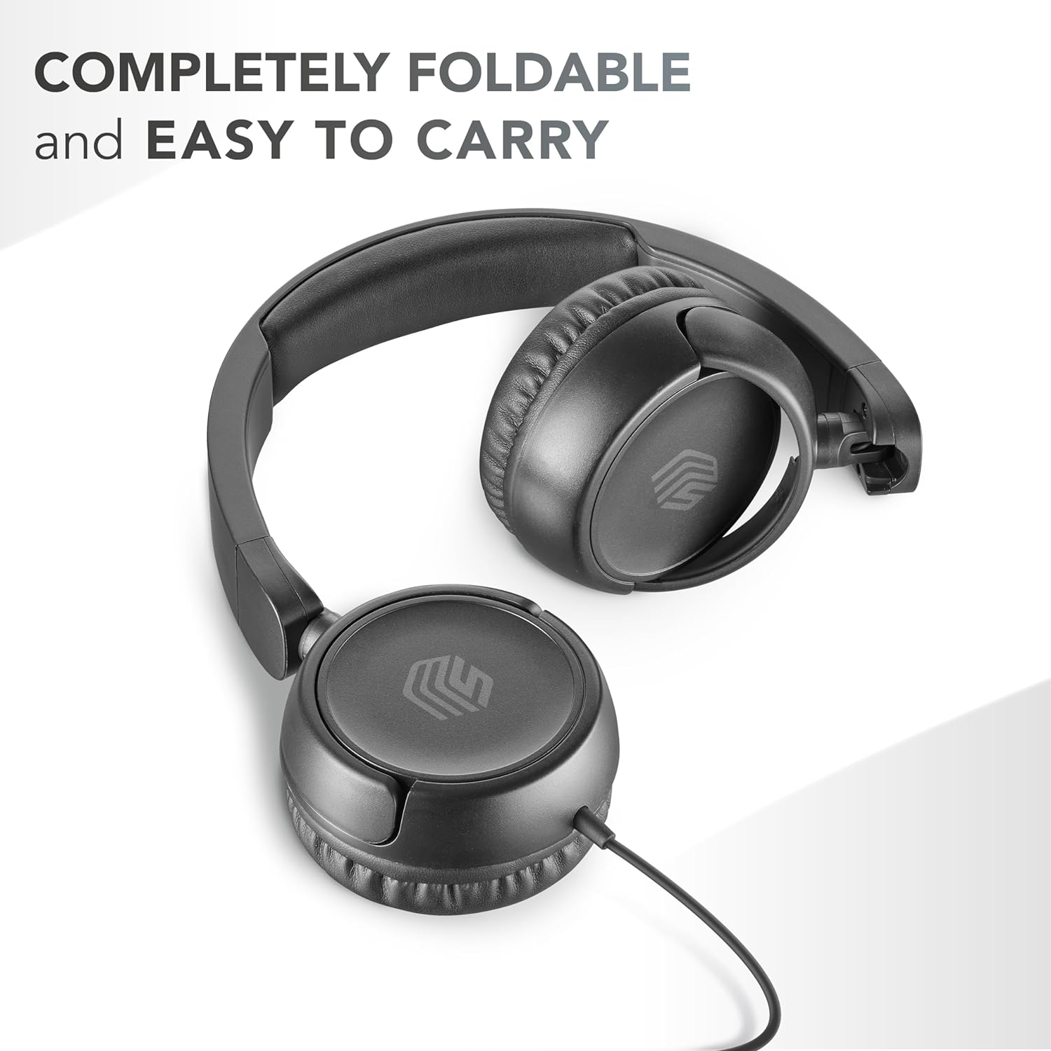Auriculares plegables negros con cable, fondo blanco.