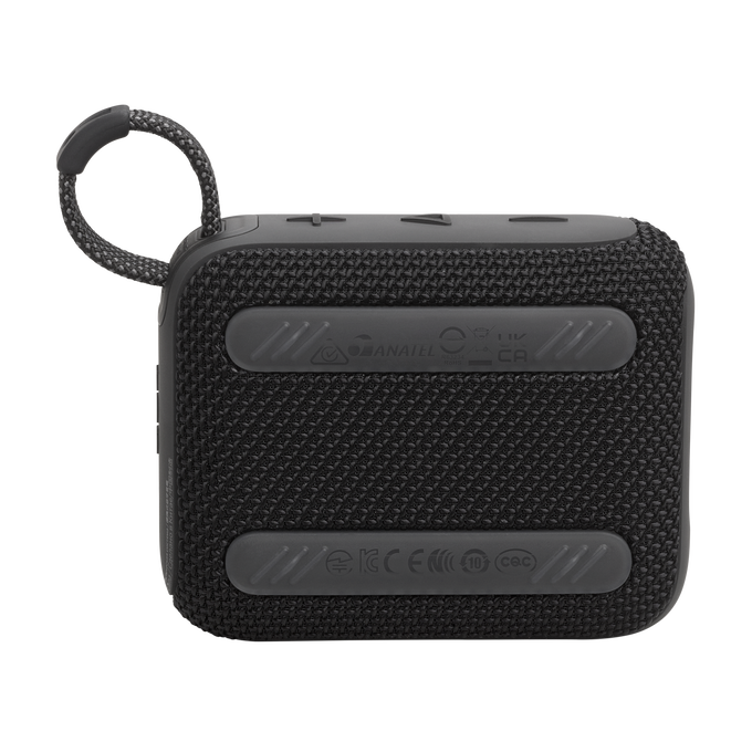 Altavoz portátil negro y gris con asa gris. La parte inferior tiene logotipos y texto.