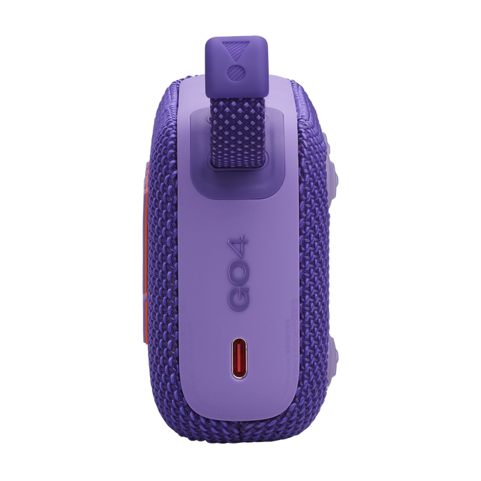 Un altavoz JBL Go 4 púrpura, que muestra el lado con el puerto de carga.