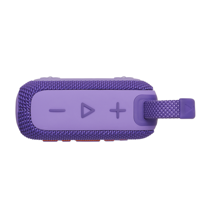 Altavoz portátil morado con botones de control y correa de transporte, aislado en negro.