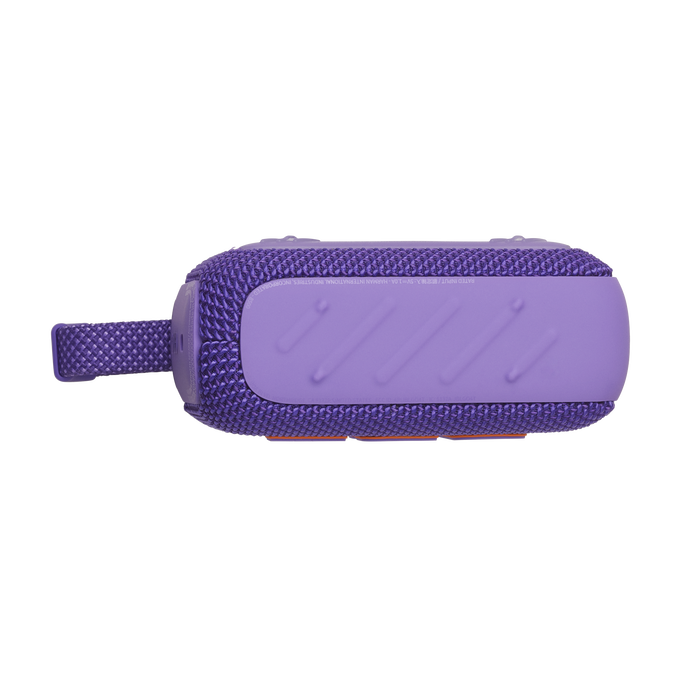 Altavoz portátil morado con asa, botones y diseño de malla.