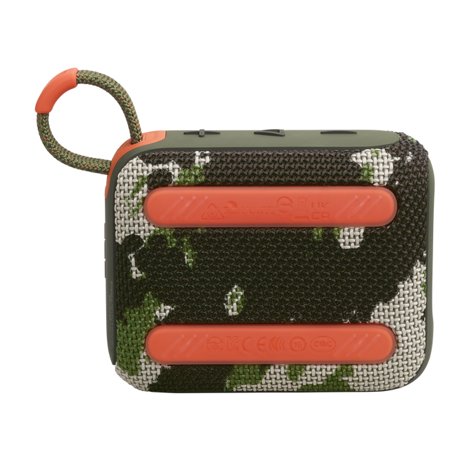 Altavoz con patrón de camuflaje y detalles naranja. Fondo negro.