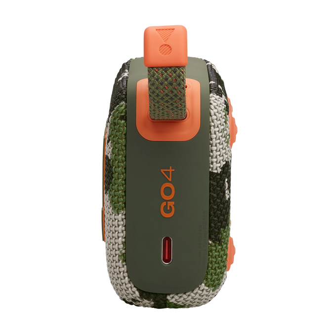 Altavoz JBL GO4, diseño camuflaje, correa naranja, sobre fondo blanco.