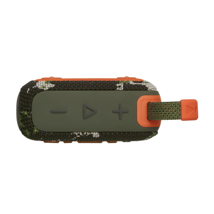 Un pequeño altavoz verde y naranja con patrón de camuflaje, botones y una correa.