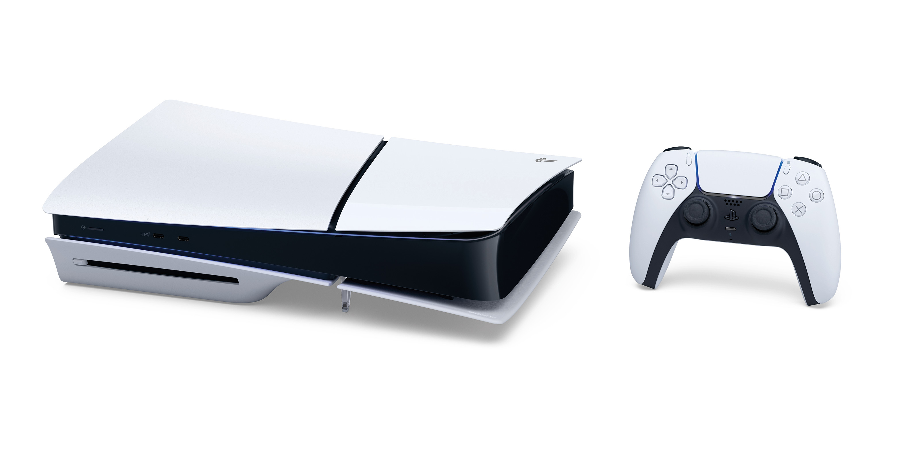 Biała konsola PlayStation 5 i biały kontroler DualSense na białej powierzchni.