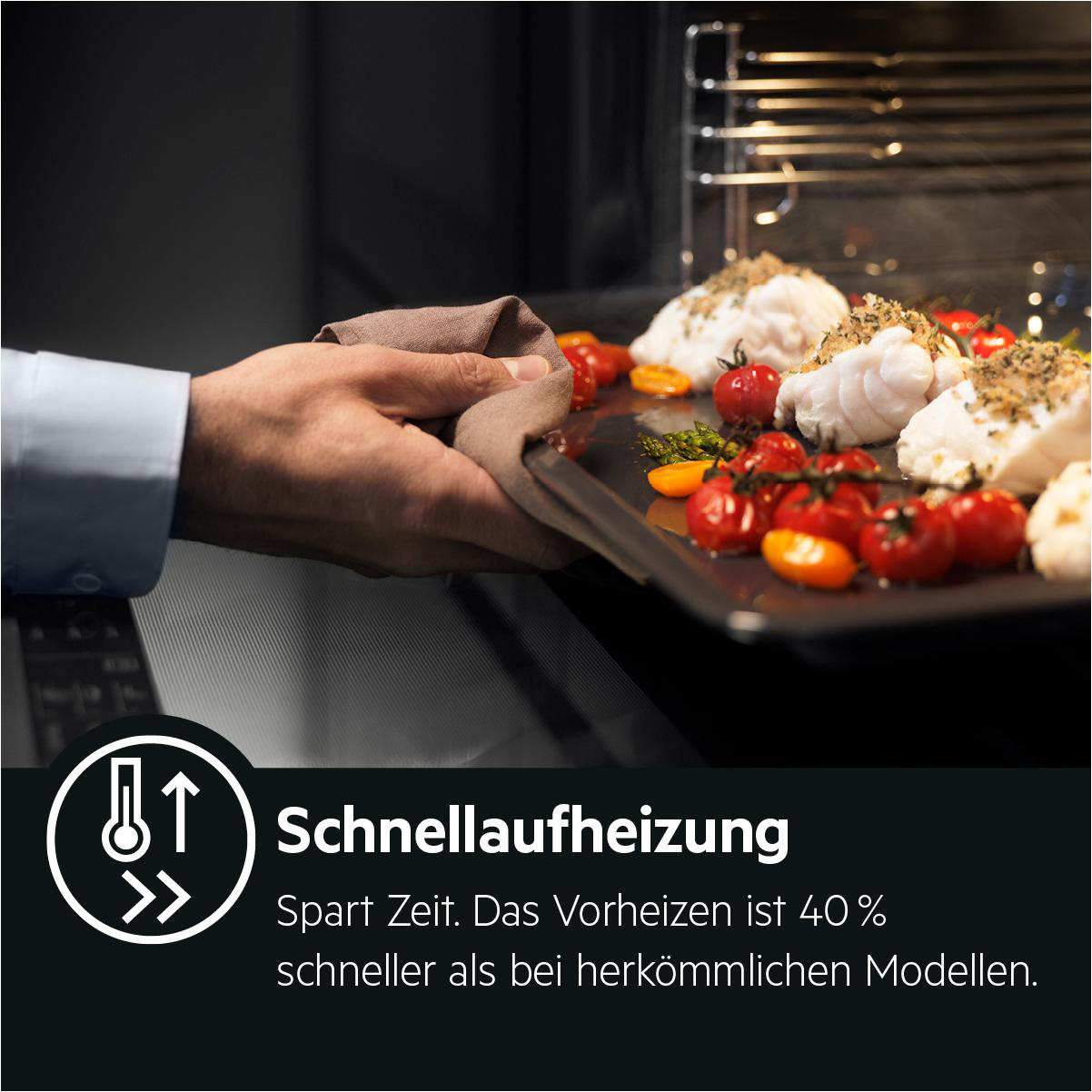 Person entnimmt Backblech mit Essen aus dem Ofen. Text: Schnellaufheizung.