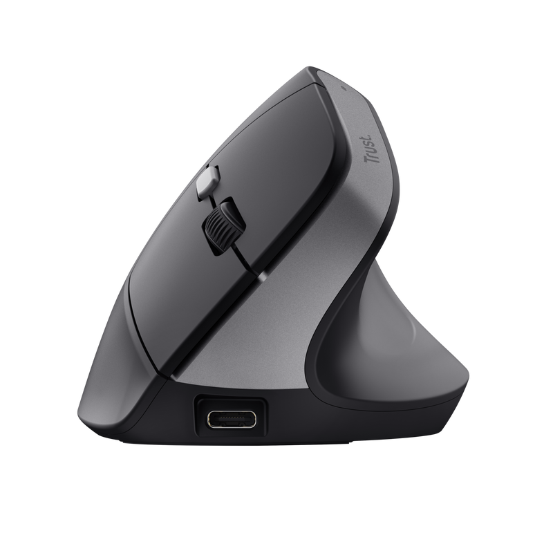 Ratón ergonómico negro y gris con puerto USB-C para cargar.