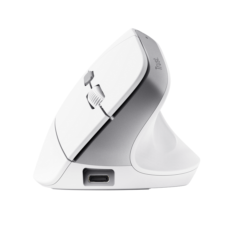 Ratón ergonómico blanco con puerto USB-C, vista angular, fondo negro.